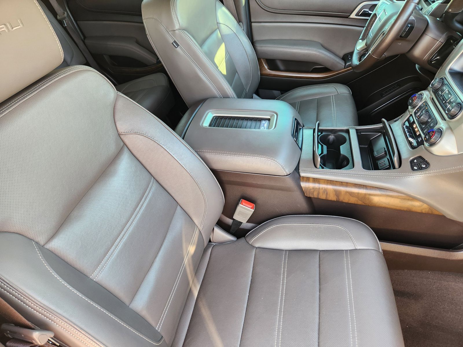 Used 2019 White Frost Tricoat GMC Denali image 23