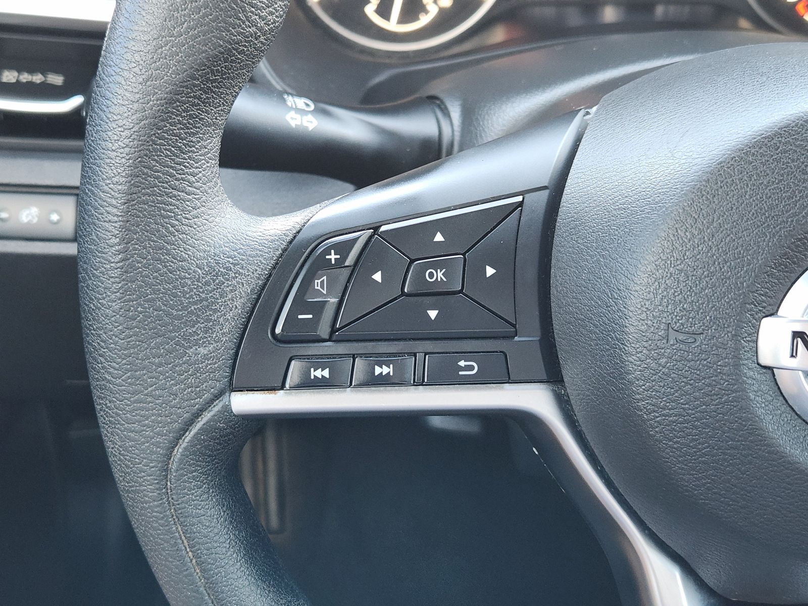 Used 2022 Brilliant Silver Nissan 2.5 SV image 35