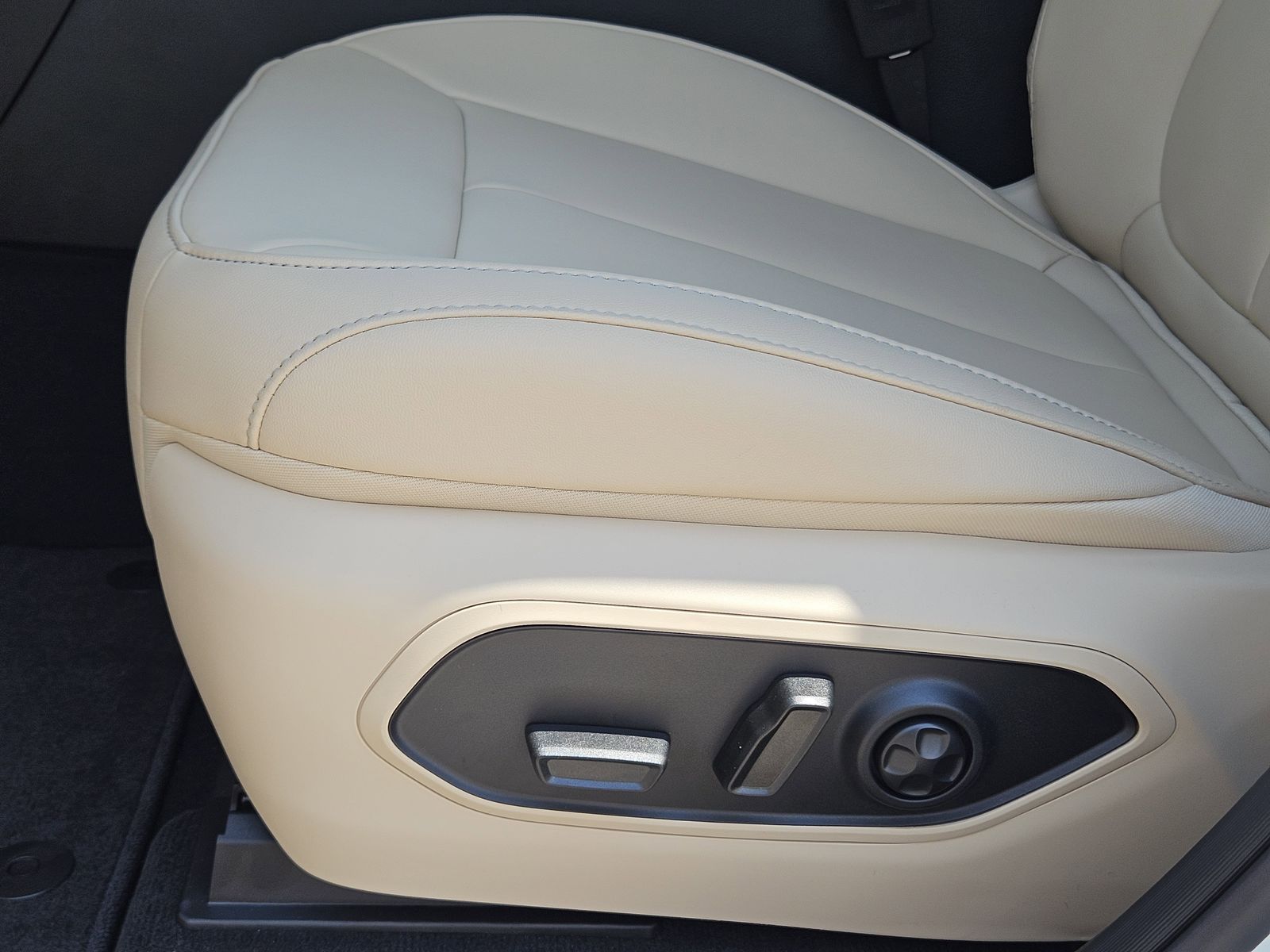 New 2025 Bright White Jeep L LIMITED 4X4 image 25