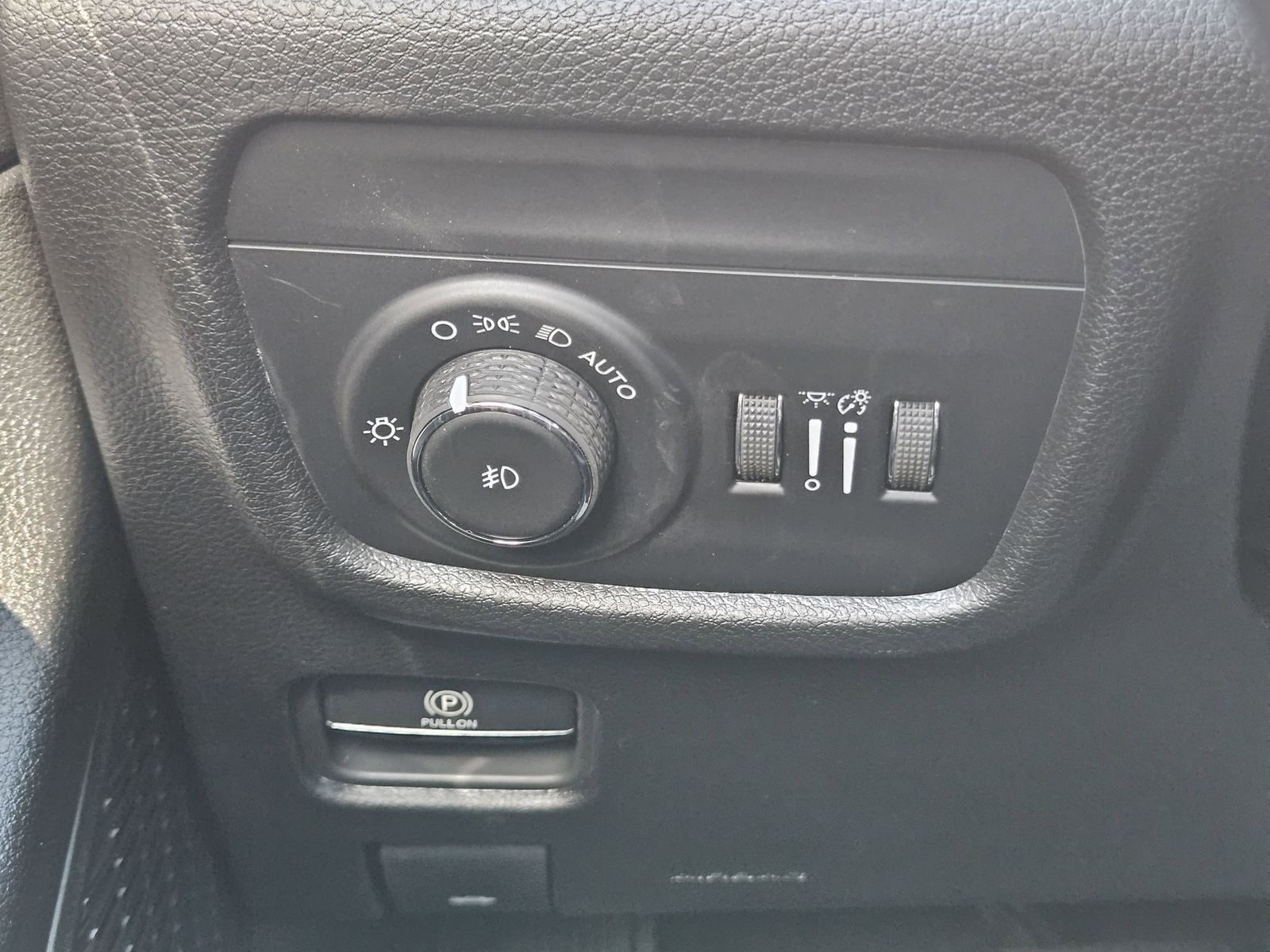 New 2025 Baltic Gray Jeep L LIMITED 4X2 image 23