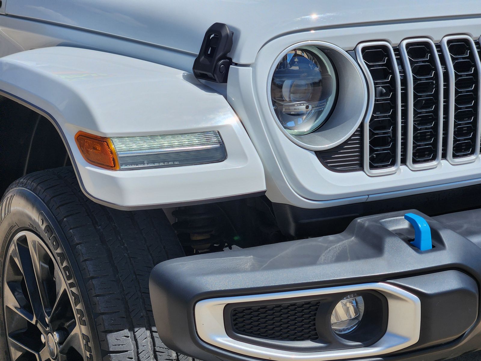 Used 2024 Bright White Clearcoat Jeep Sahara image 12