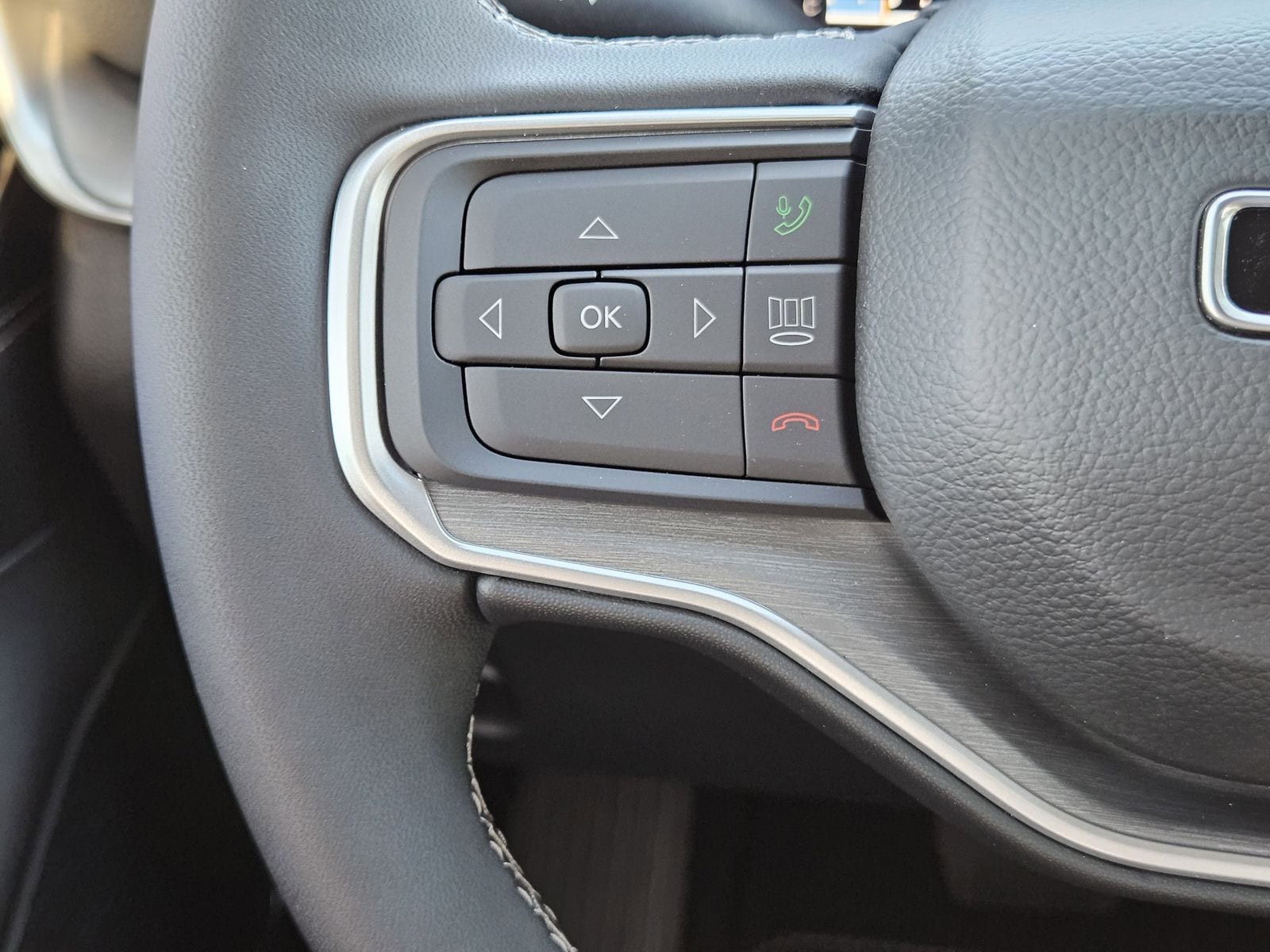 New 2025 Baltic Gray Jeep LIMITED 4X4 image 29