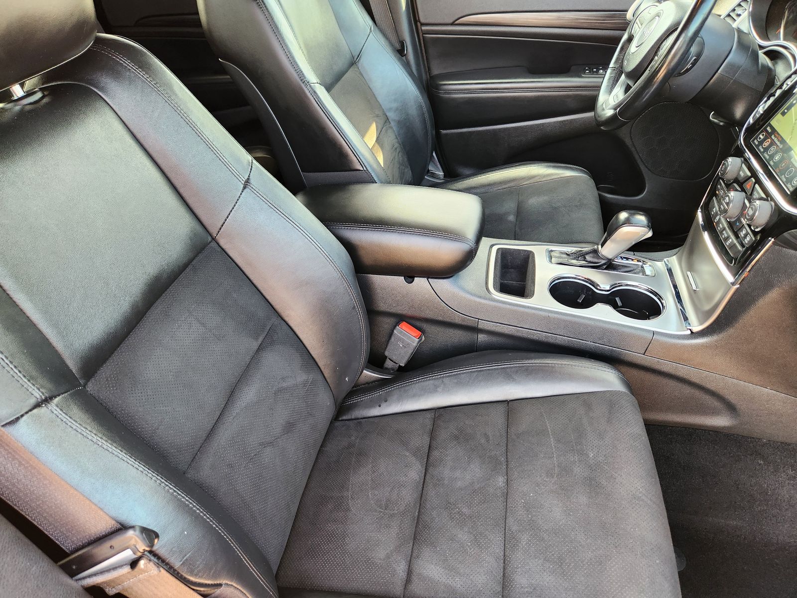 Used 2020 Sting-Gray Clearcoat Jeep Laredo image 23