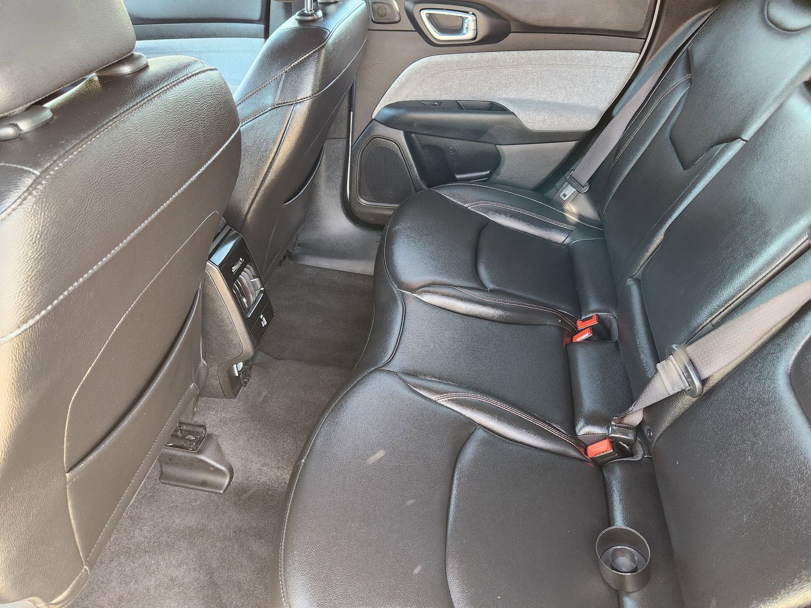 Used 2024 Bright White Jeep Latitude Lux image 41