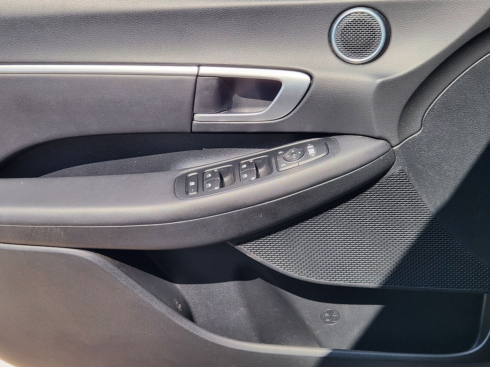 Used 2025 Serenity White Hyundai SEL image 33