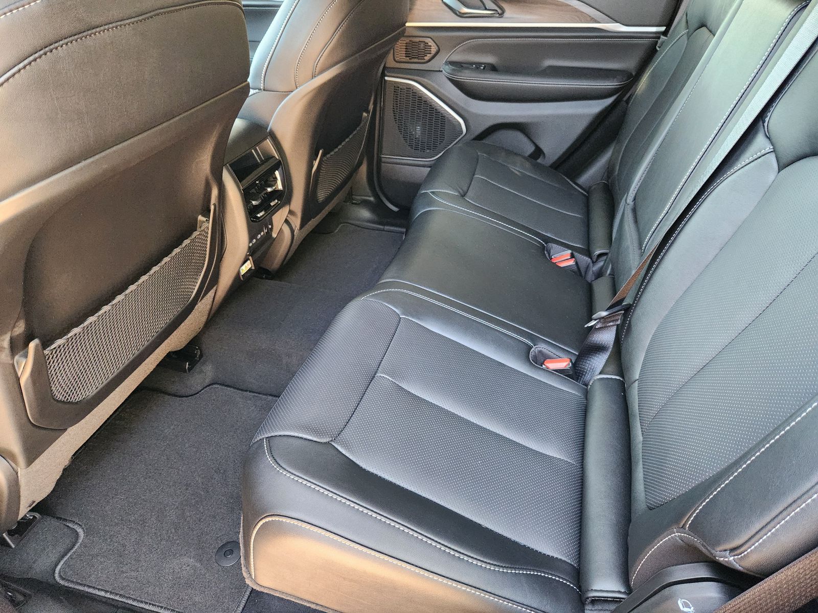 New 2027 Sting-Gray Jeep Limited Reserve image 39