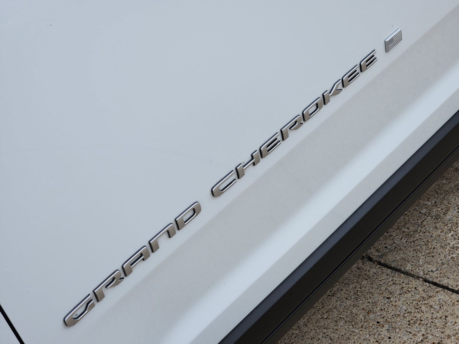 Used 2025 Bright White Jeep Limited image 18