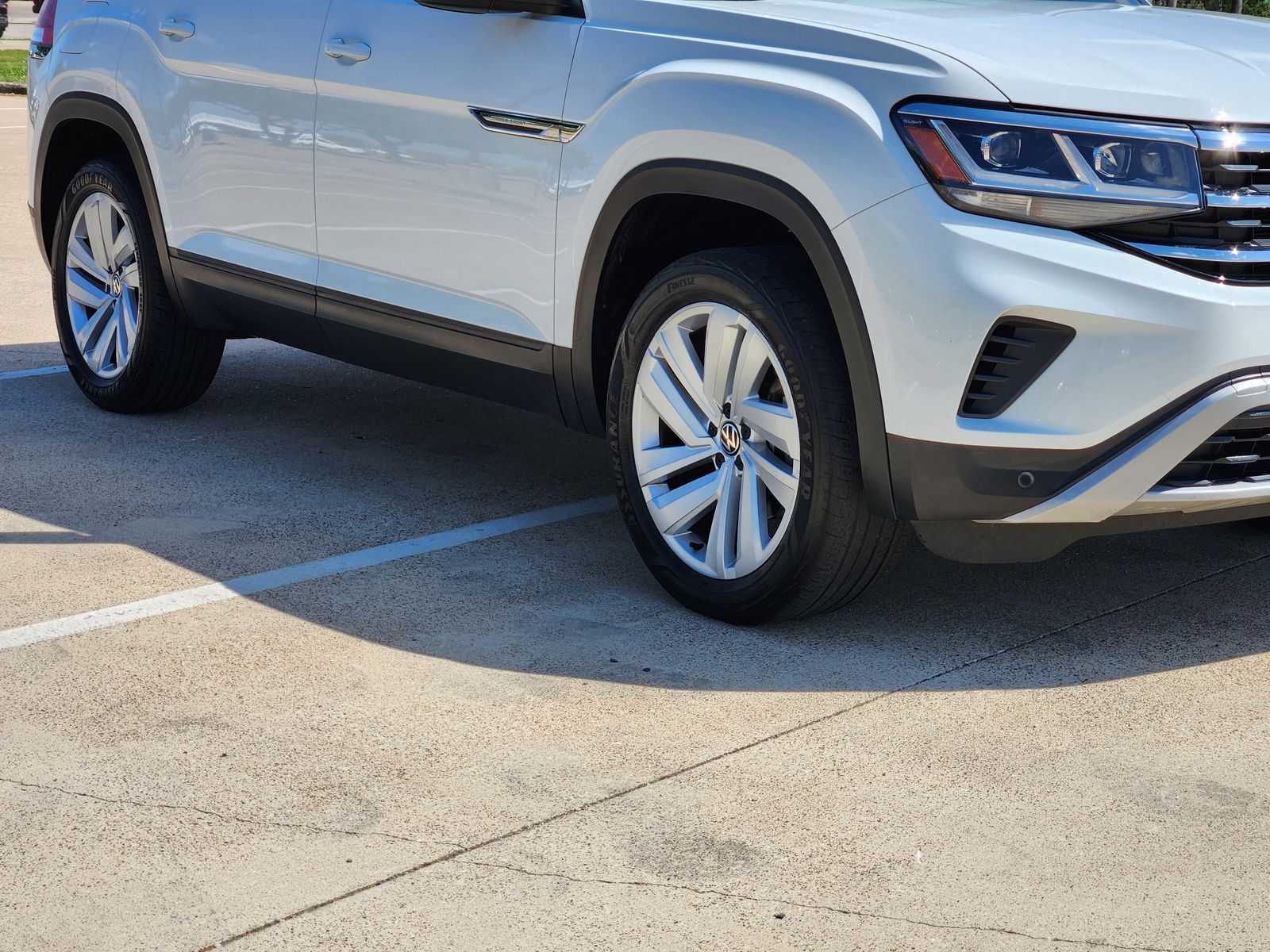 Used 2022 Pure White Volkswagen 2.0T SE w/Technology image 11