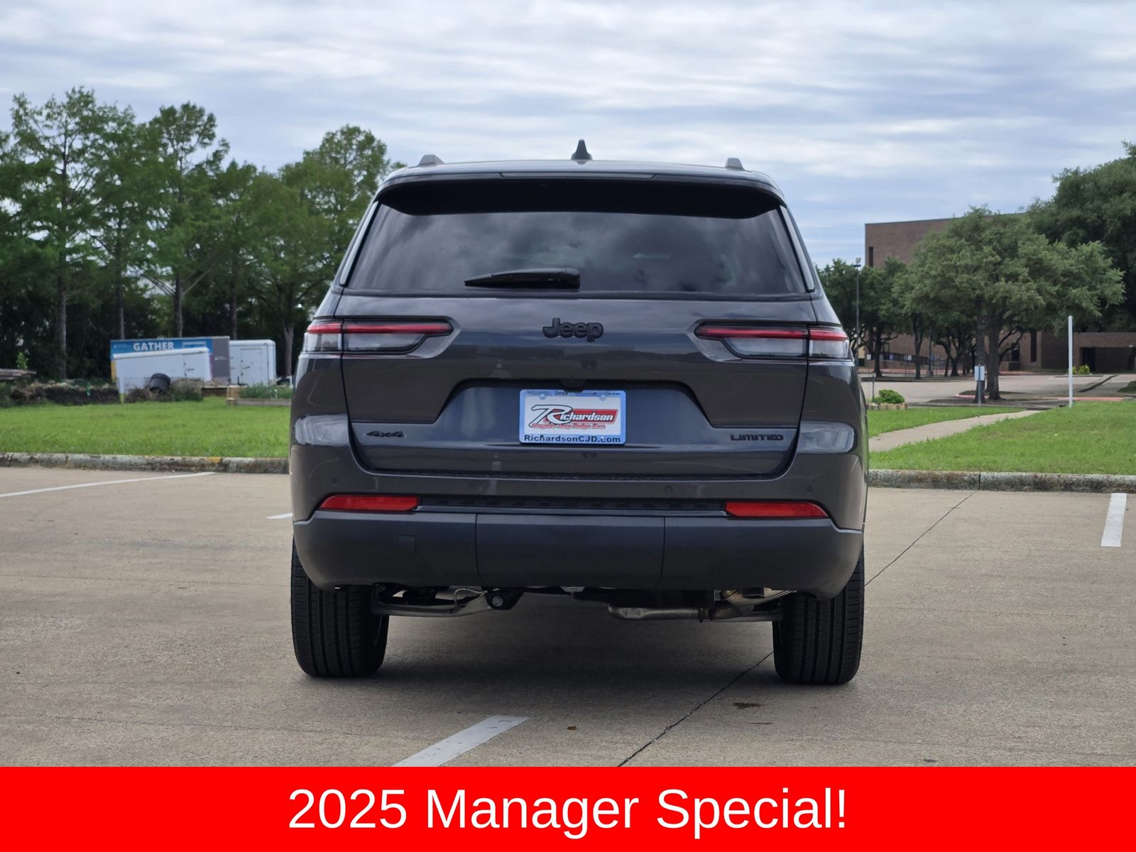 New 2025 Baltic Gray Jeep L LIMITED 4X4 image 5