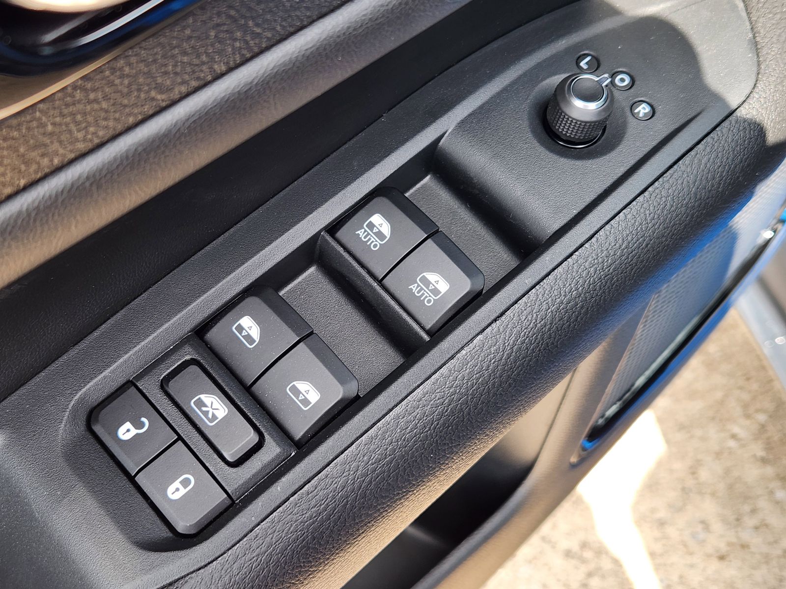 New 2026 Hydro Blue Pearlcoat Jeep LATITUDE ALTITUDE 4X4 image 32