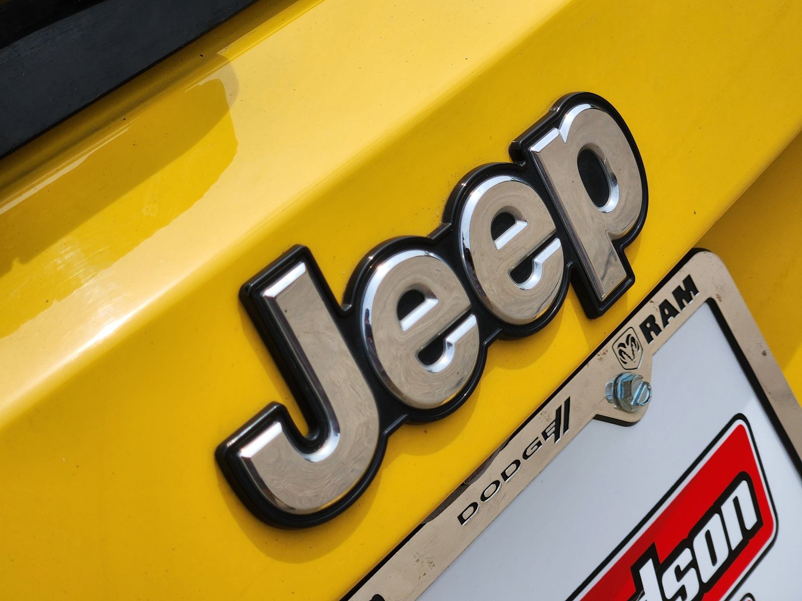 Used 2023 Solar Yellow Jeep Latitude image 18