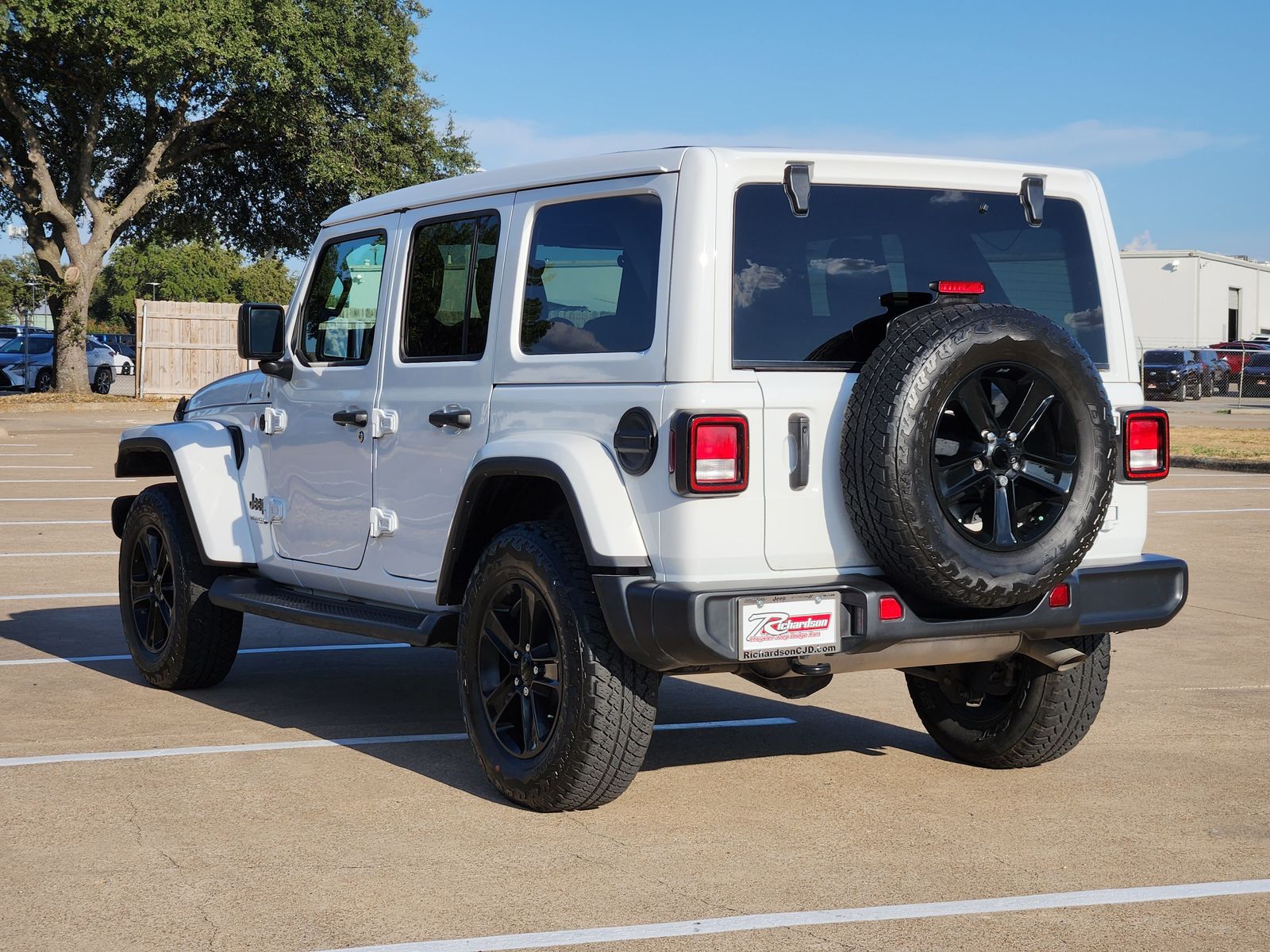Used 2022 Bright White Jeep Unlimited Sahara image 4