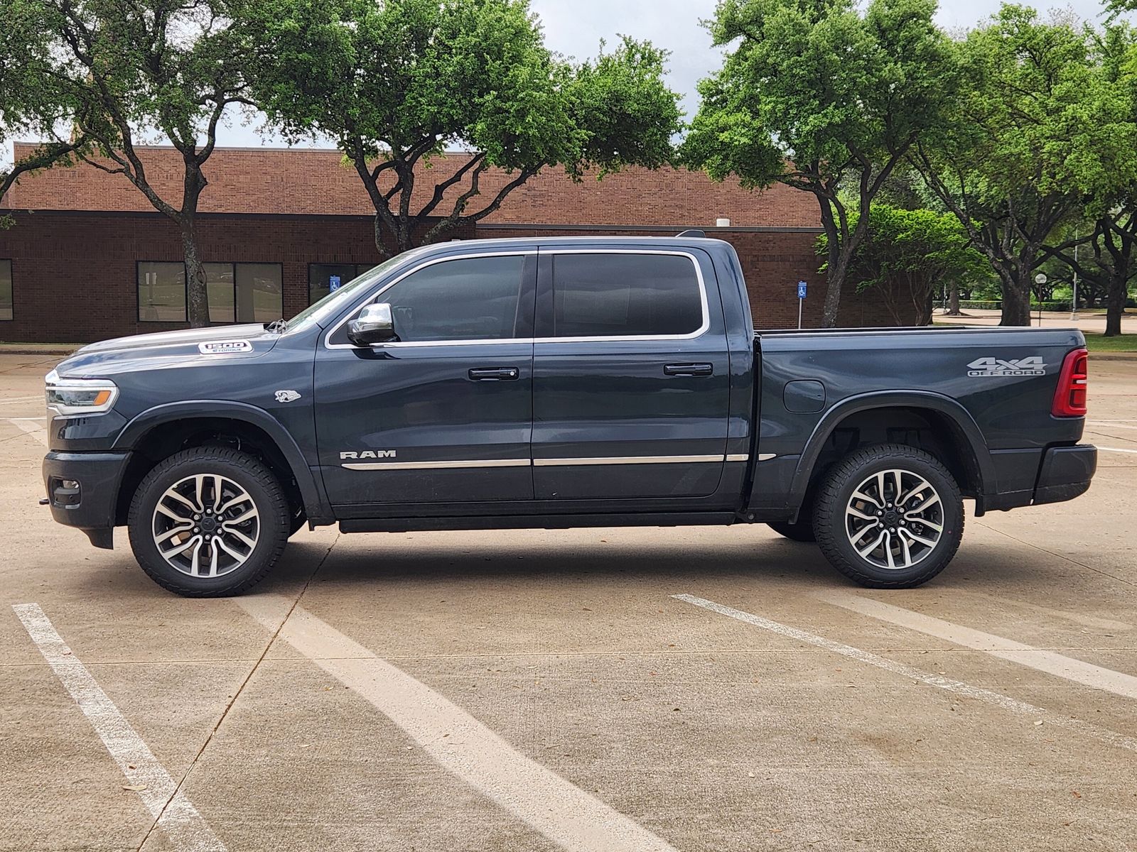 View vehicle photo 3