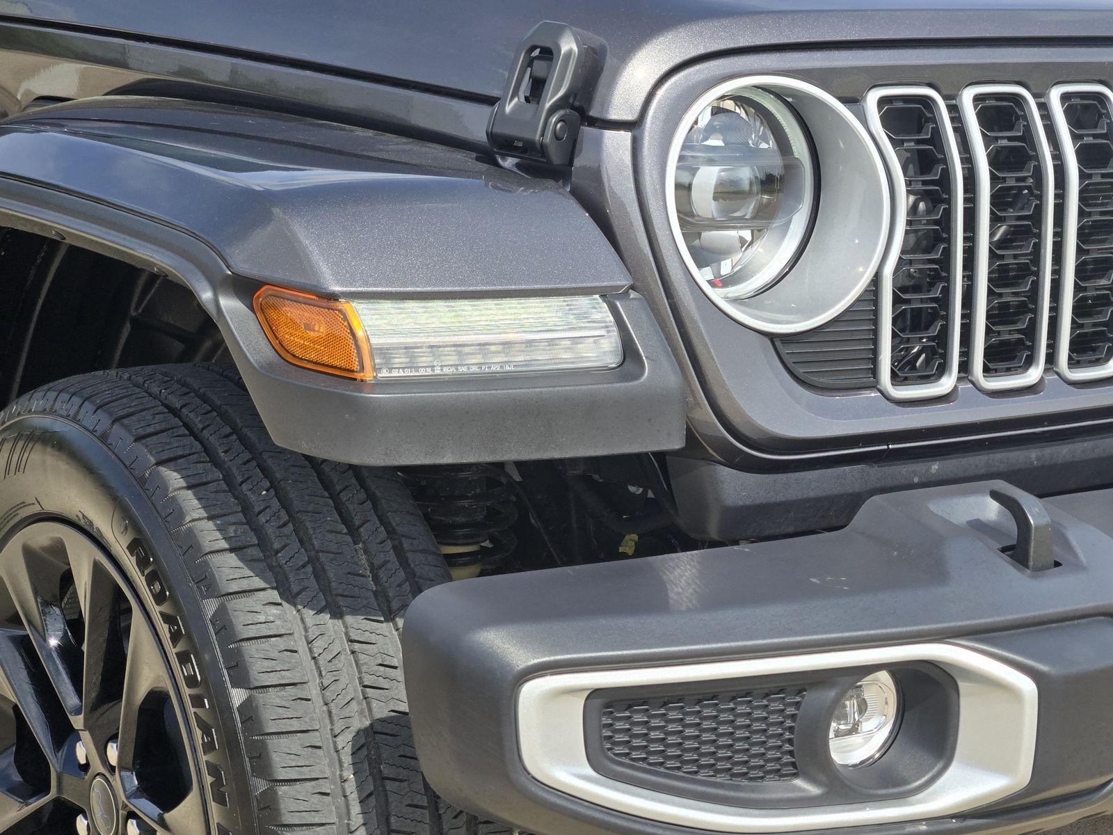 Used 2025 Granite Crystal Jeep Sahara image 9