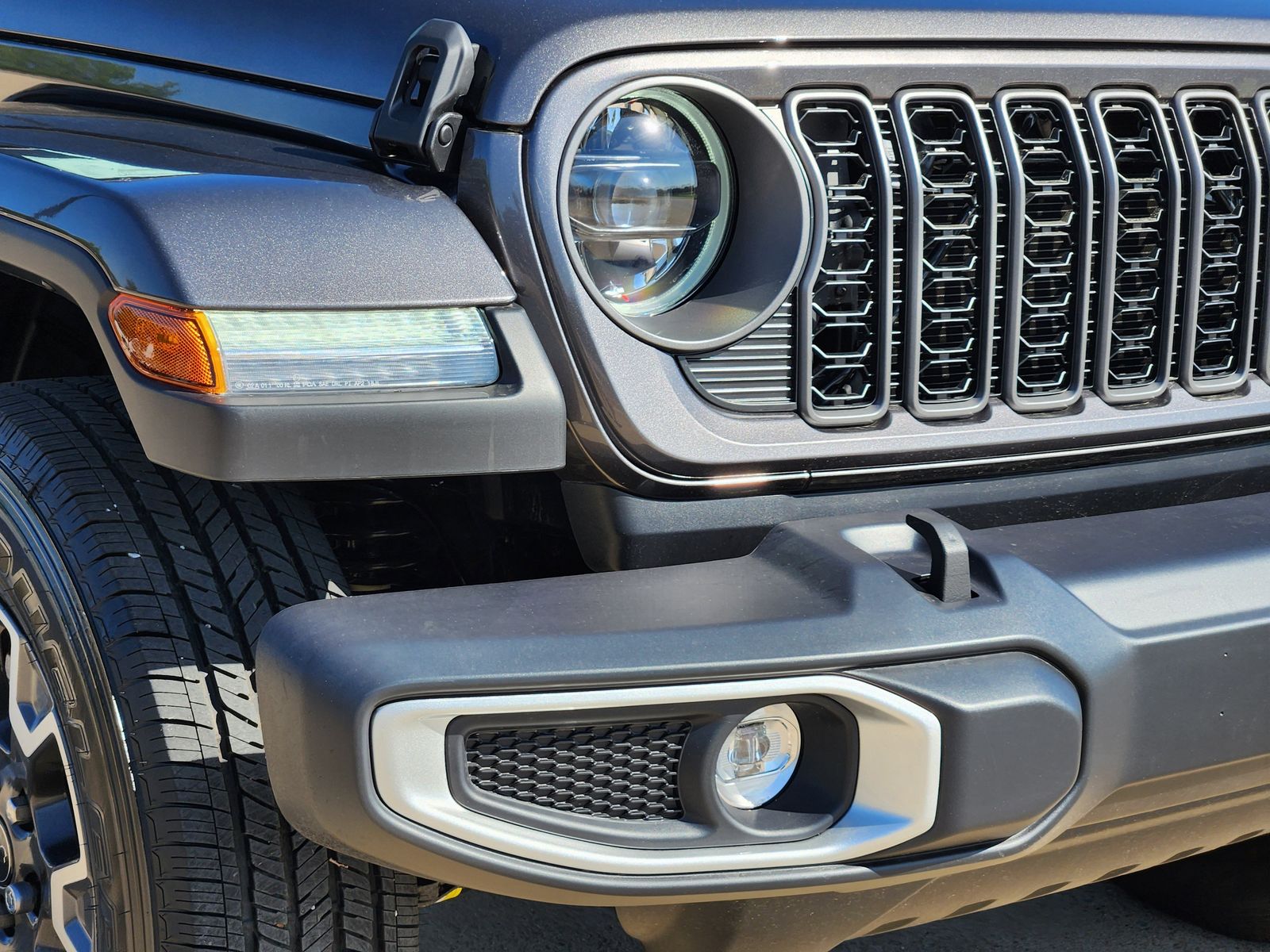 New 2026 Granite Crystal Jeep SAHARA 4X4 image 9