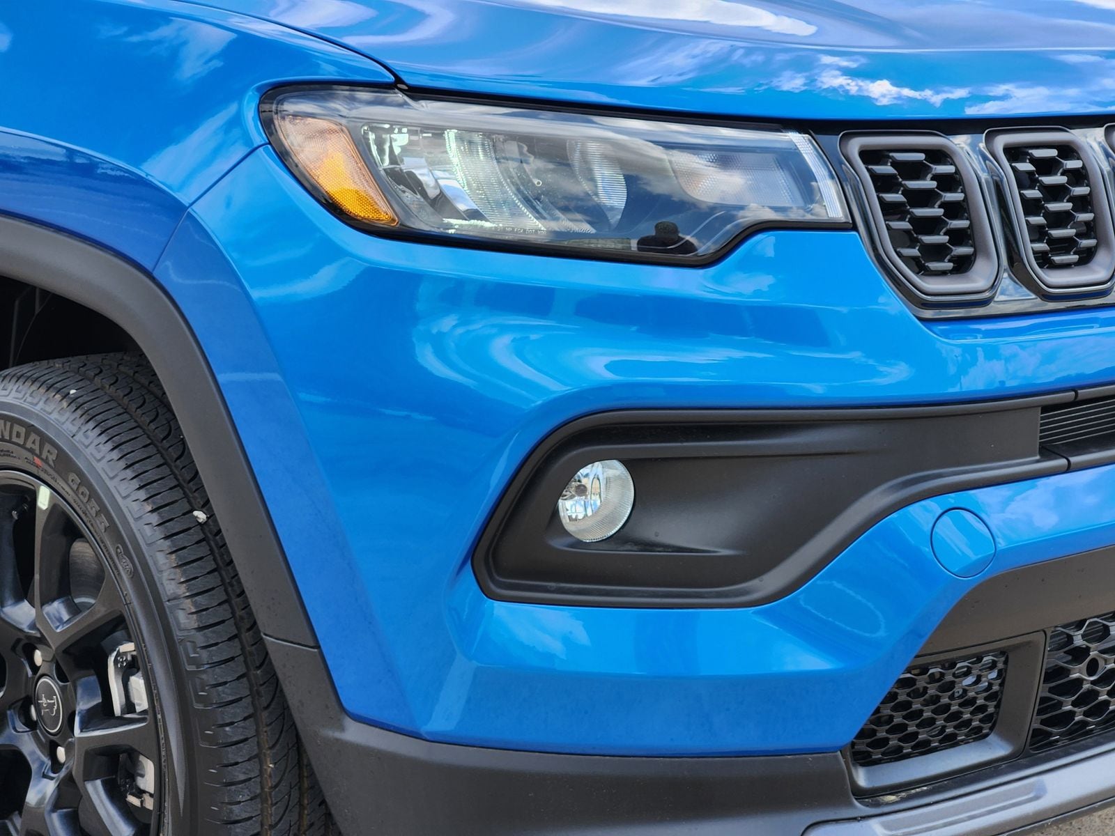 New 2026 Hydro Blue Pearlcoat Jeep LATITUDE ALTITUDE 4X4 image 9