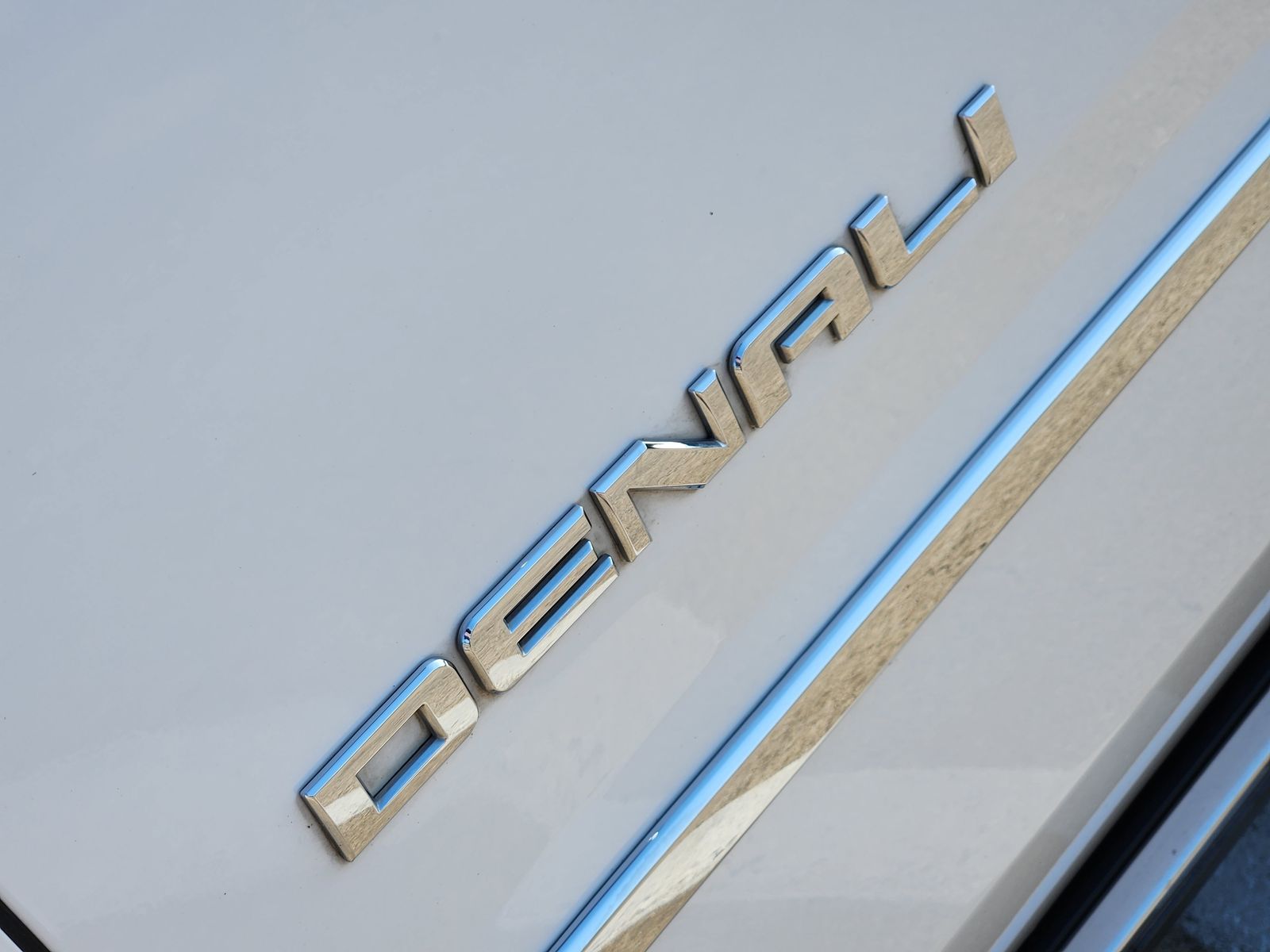 Used 2019 White Frost Tricoat GMC Denali image 19