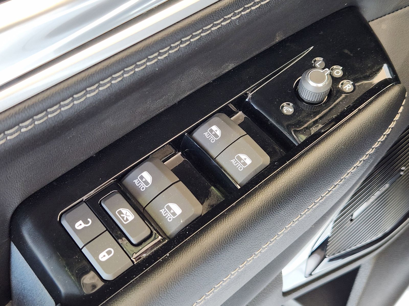 New 2026 Bright White Jeep LIMITED RESERVE 4X4 image 28