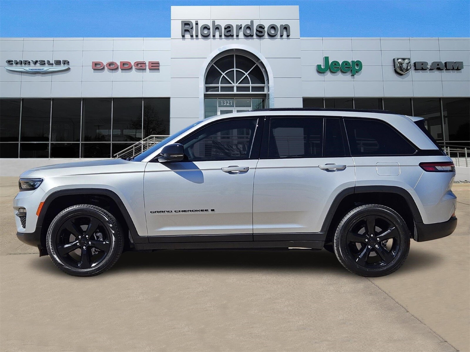 2024 Jeep Grand Cherokee Limited photo 2