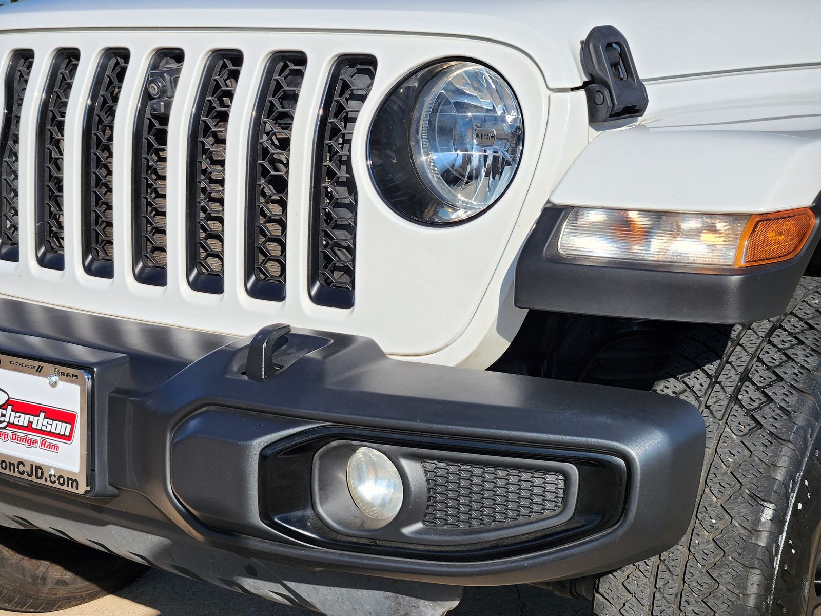 Used 2022 Bright White Jeep Unlimited Sahara image 10