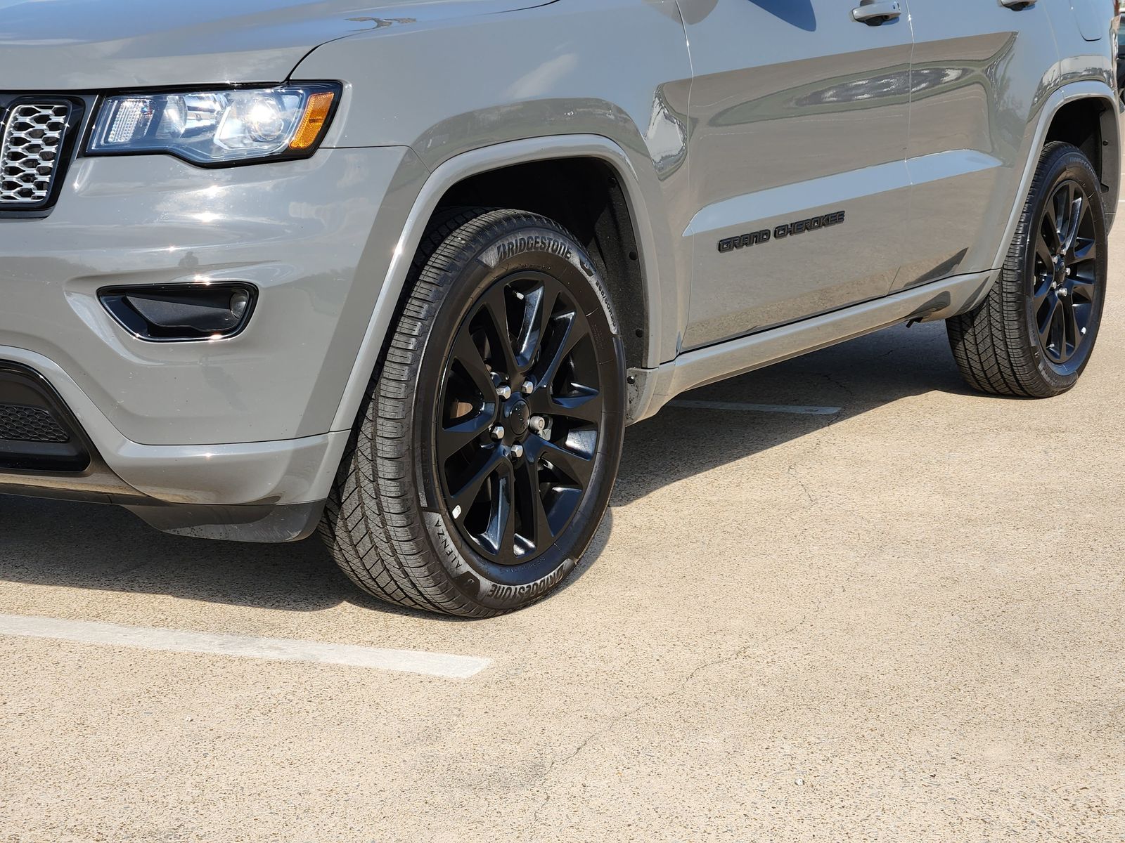 Used 2020 Sting-Gray Clearcoat Jeep Laredo image 12