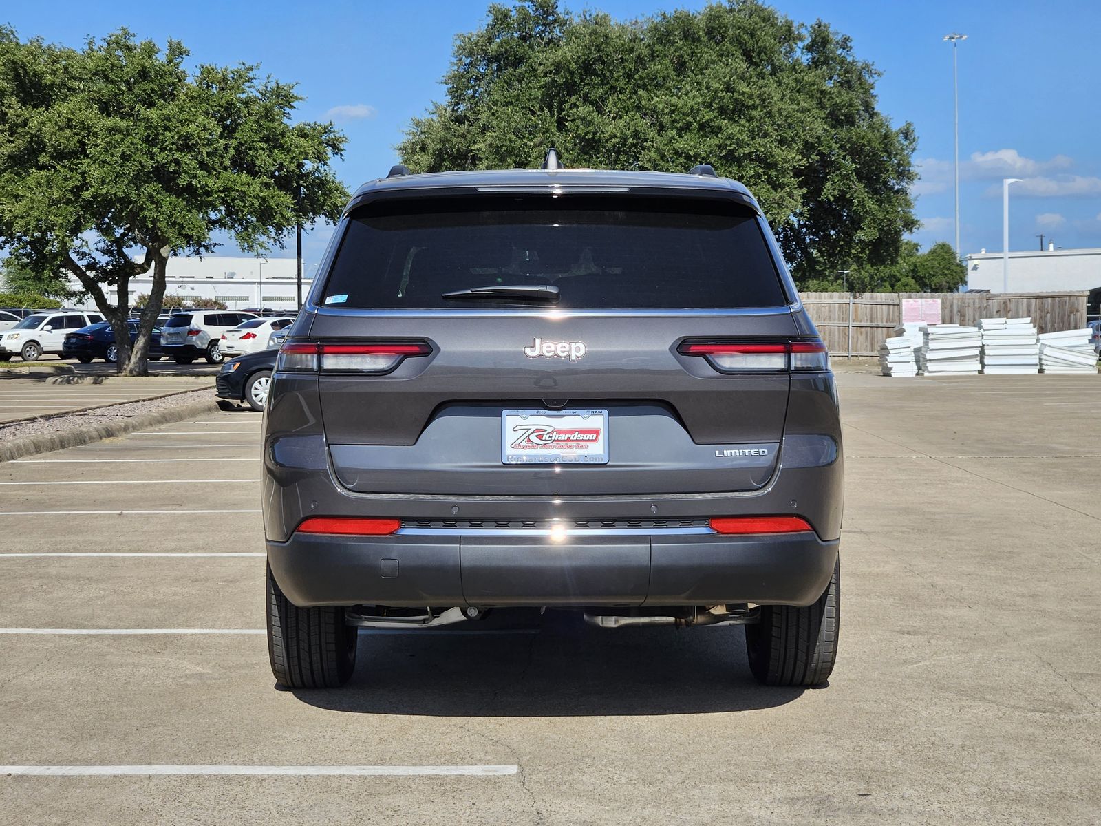 New 2025 Baltic Gray Jeep L LIMITED 4X2 image 5