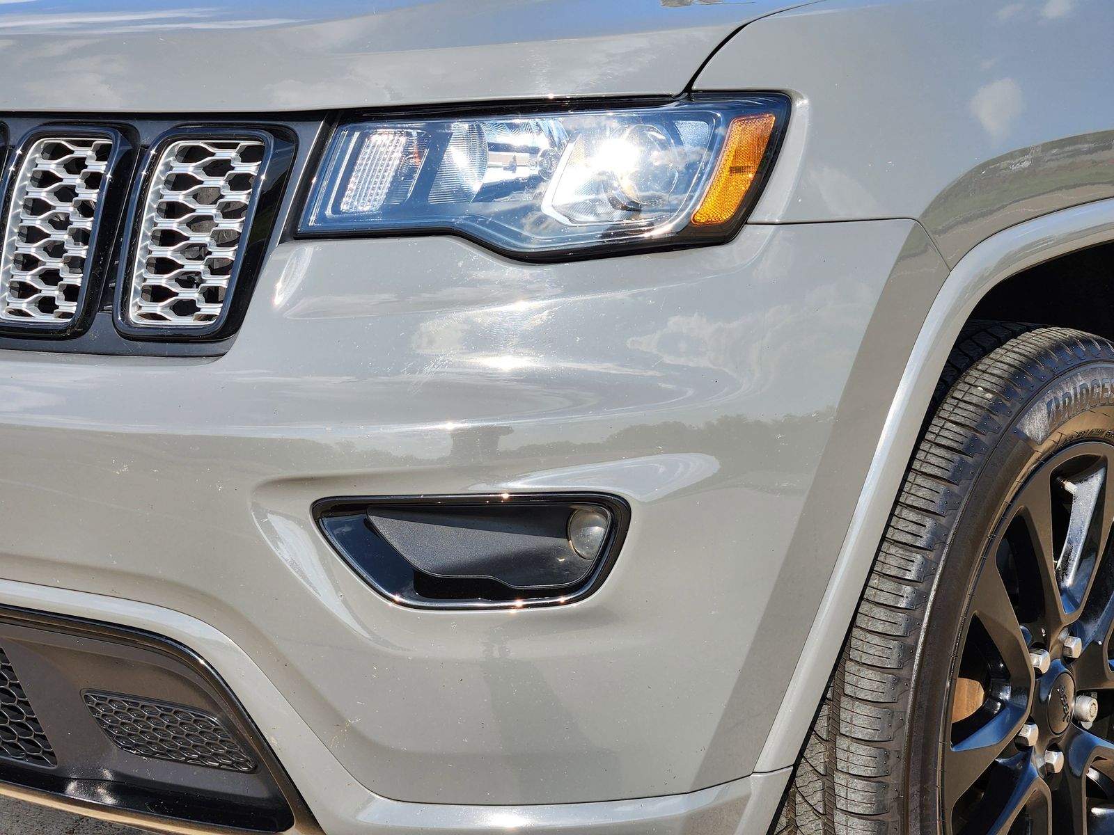 Used 2020 Sting-Gray Clearcoat Jeep Laredo image 10