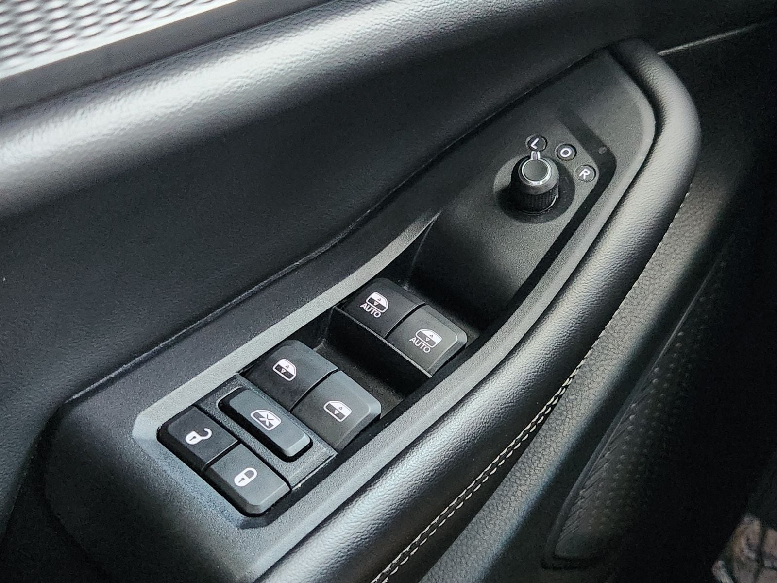Used 2024 Silver Zynith Jeep Laredo image 30
