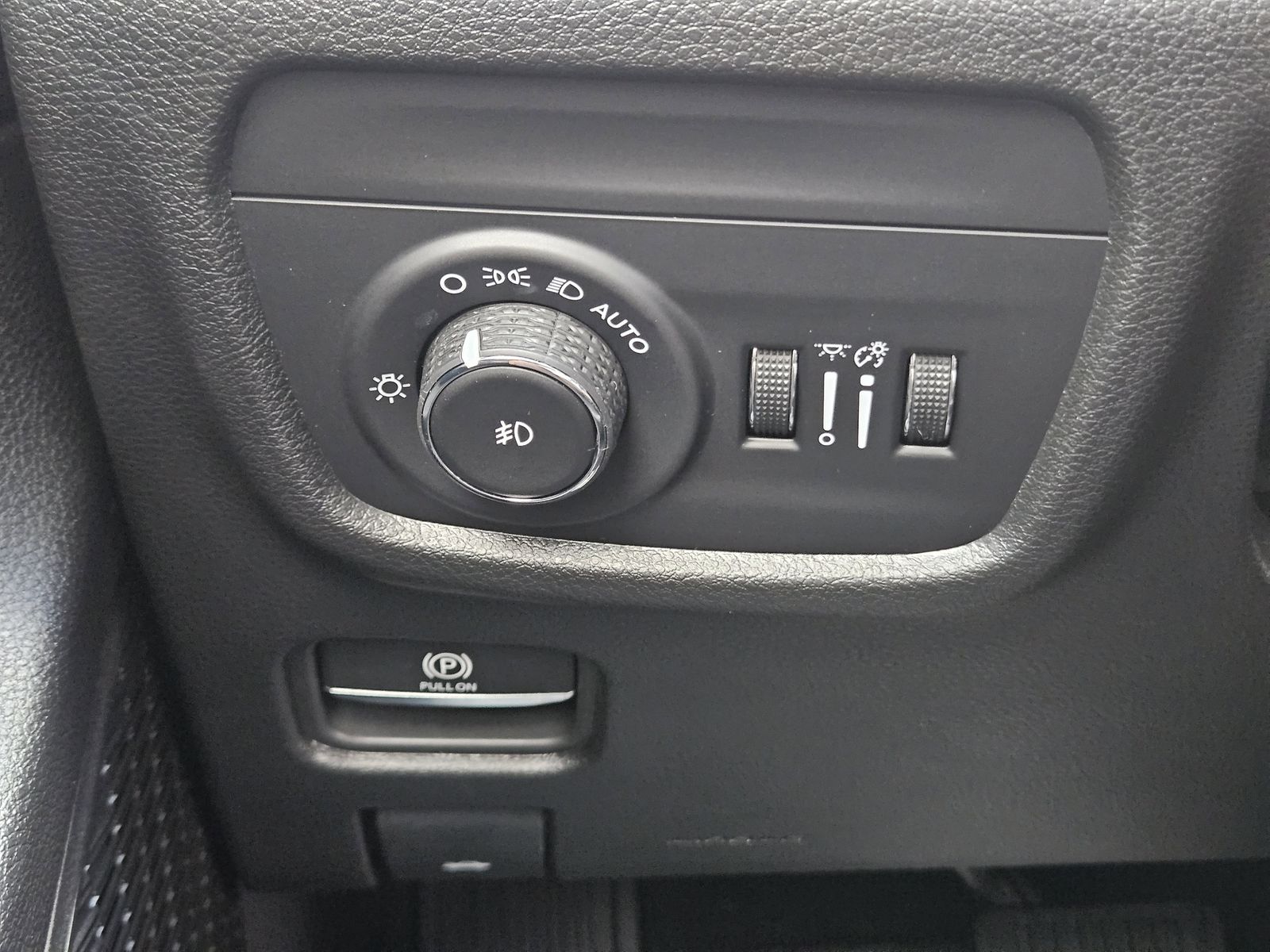 New 2025 Bright White Jeep L LIMITED 4X2 image 23