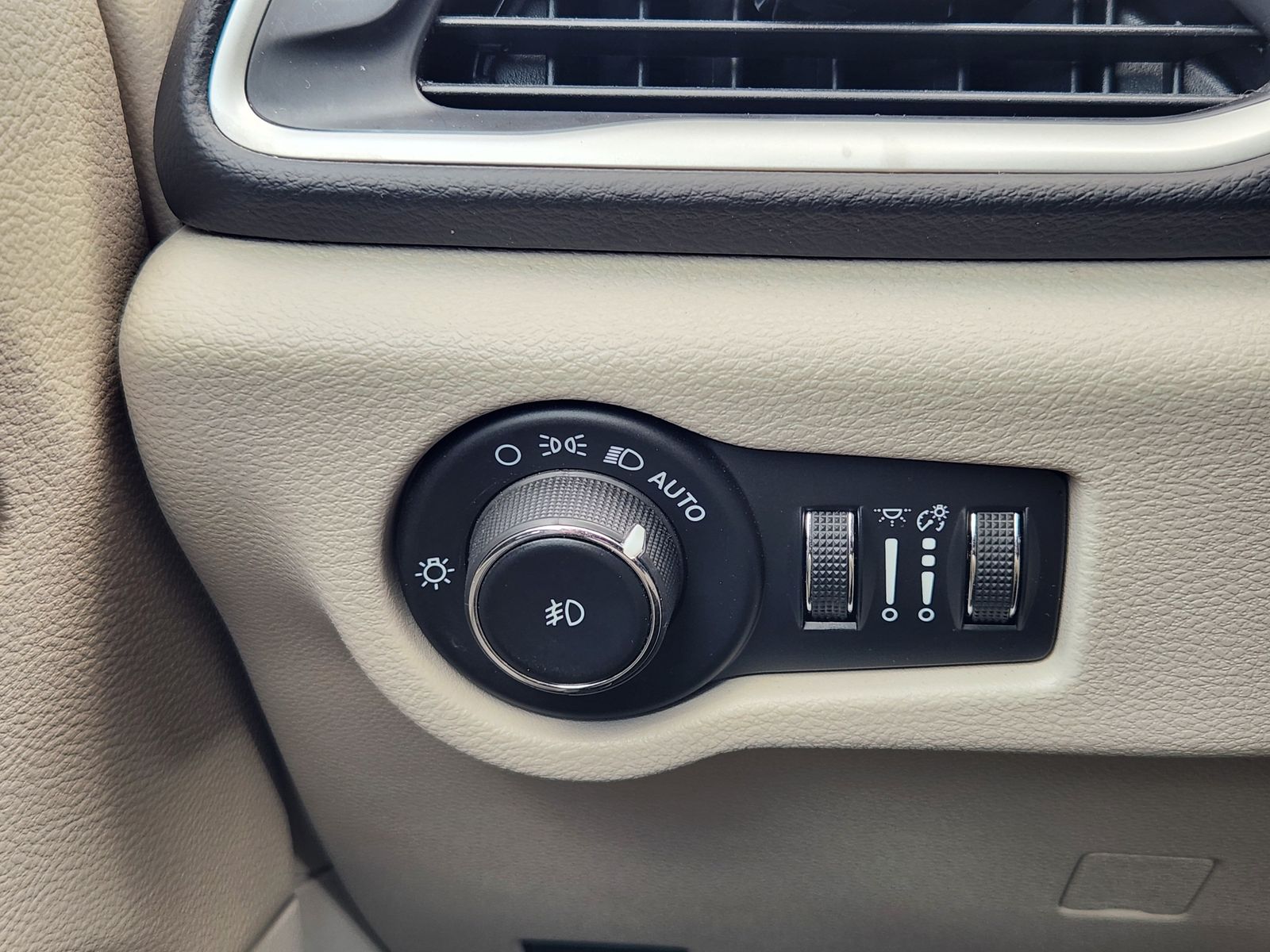 Used 2023 Silver Mist Chrysler Touring L image 29