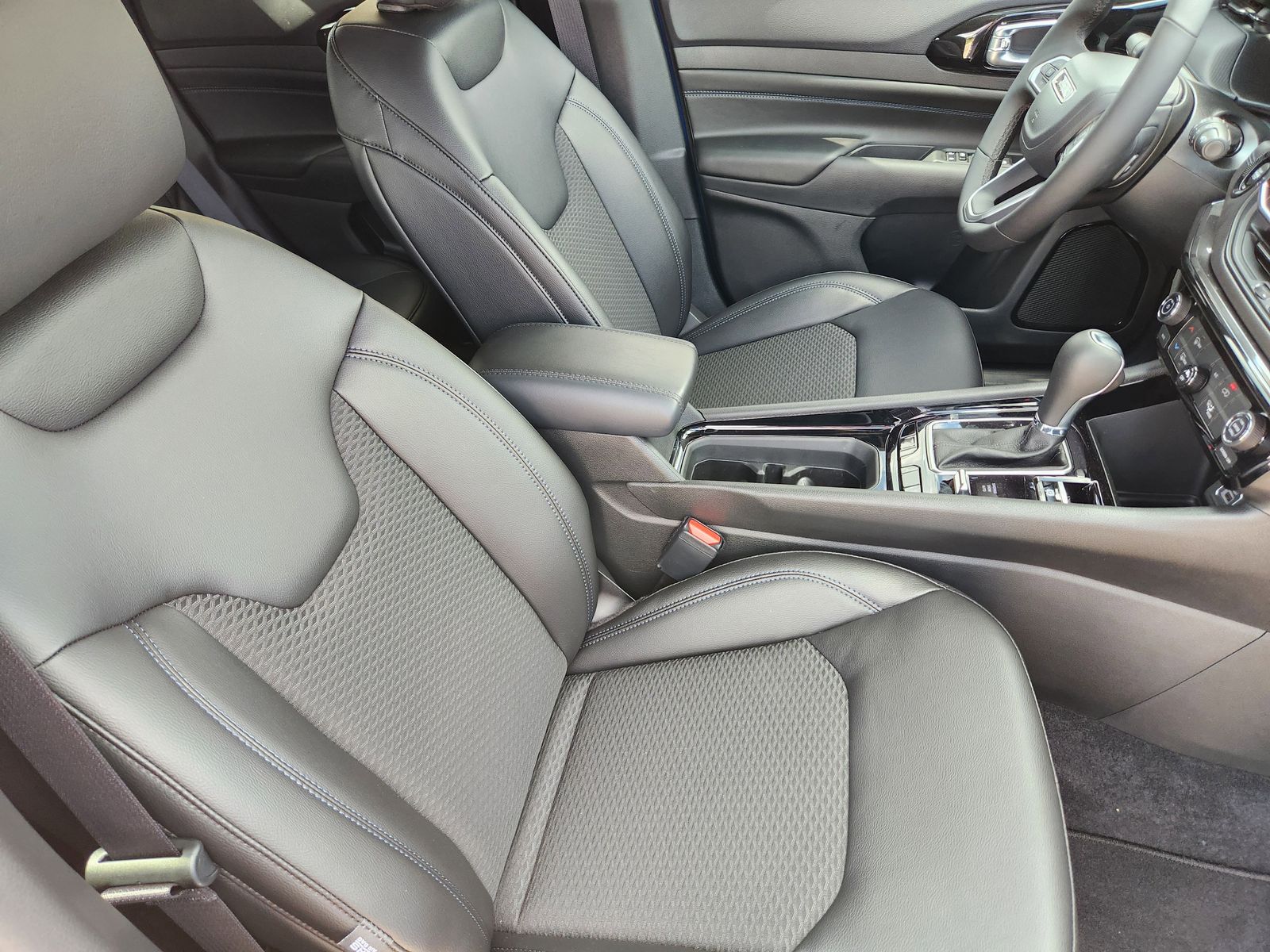 New 2026 Hydro Blue Pearlcoat Jeep LATITUDE ALTITUDE 4X4 image 23