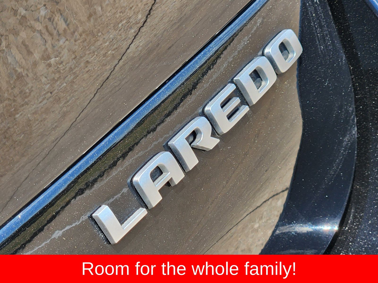 Used 2025 Diamond Black Crystal Pearlcoat Jeep Laredo image 19