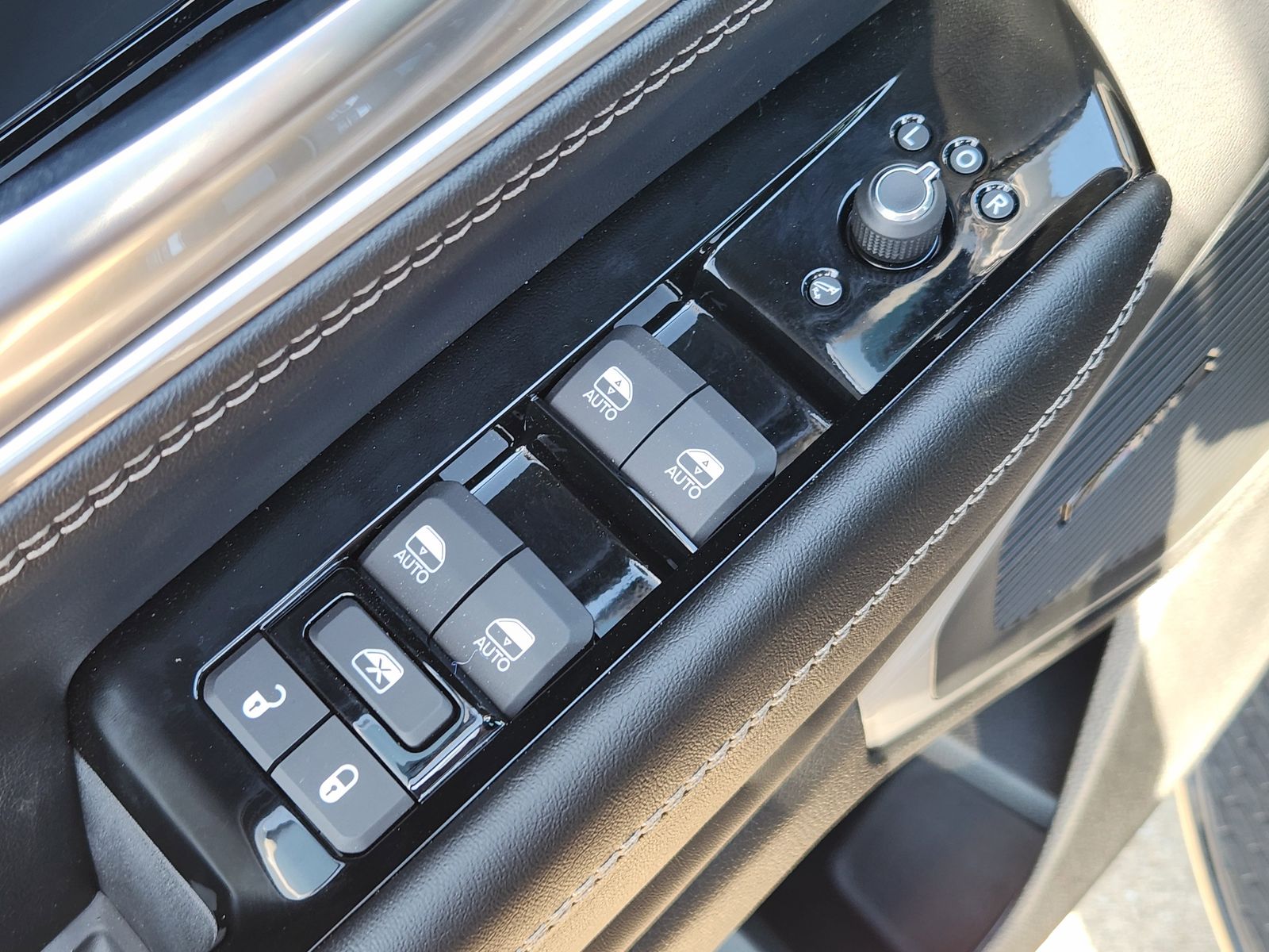 New 2026 Baltic Gray Jeep LIMITED ALTITUDE 4X4 image 30