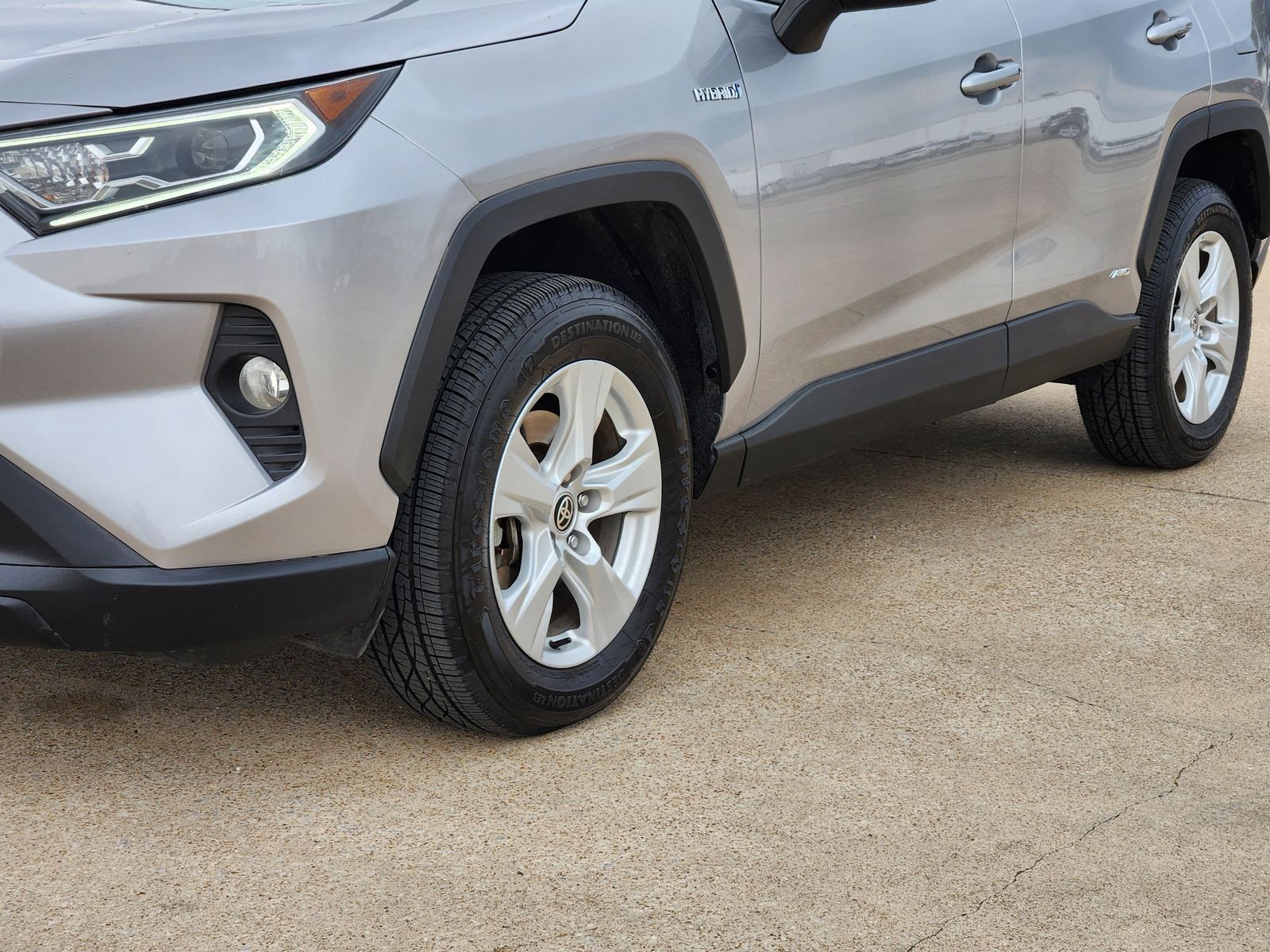 Used 2021 Silver Sky Metallic Midnight Black Metallic Toyota XLE image 12