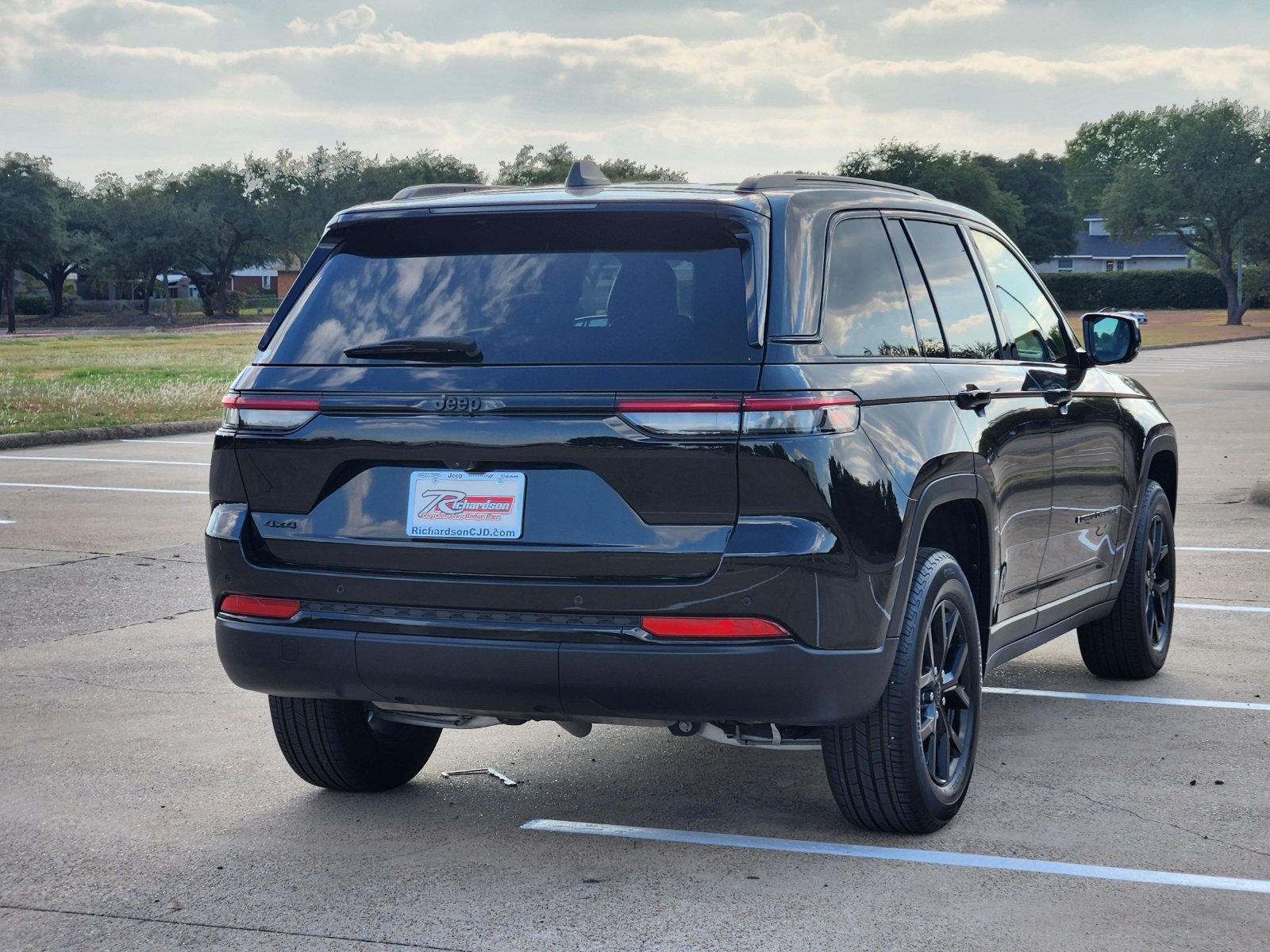 Used 2025 Diamond Black Crystal Pearlcoat Jeep Laredo image 6