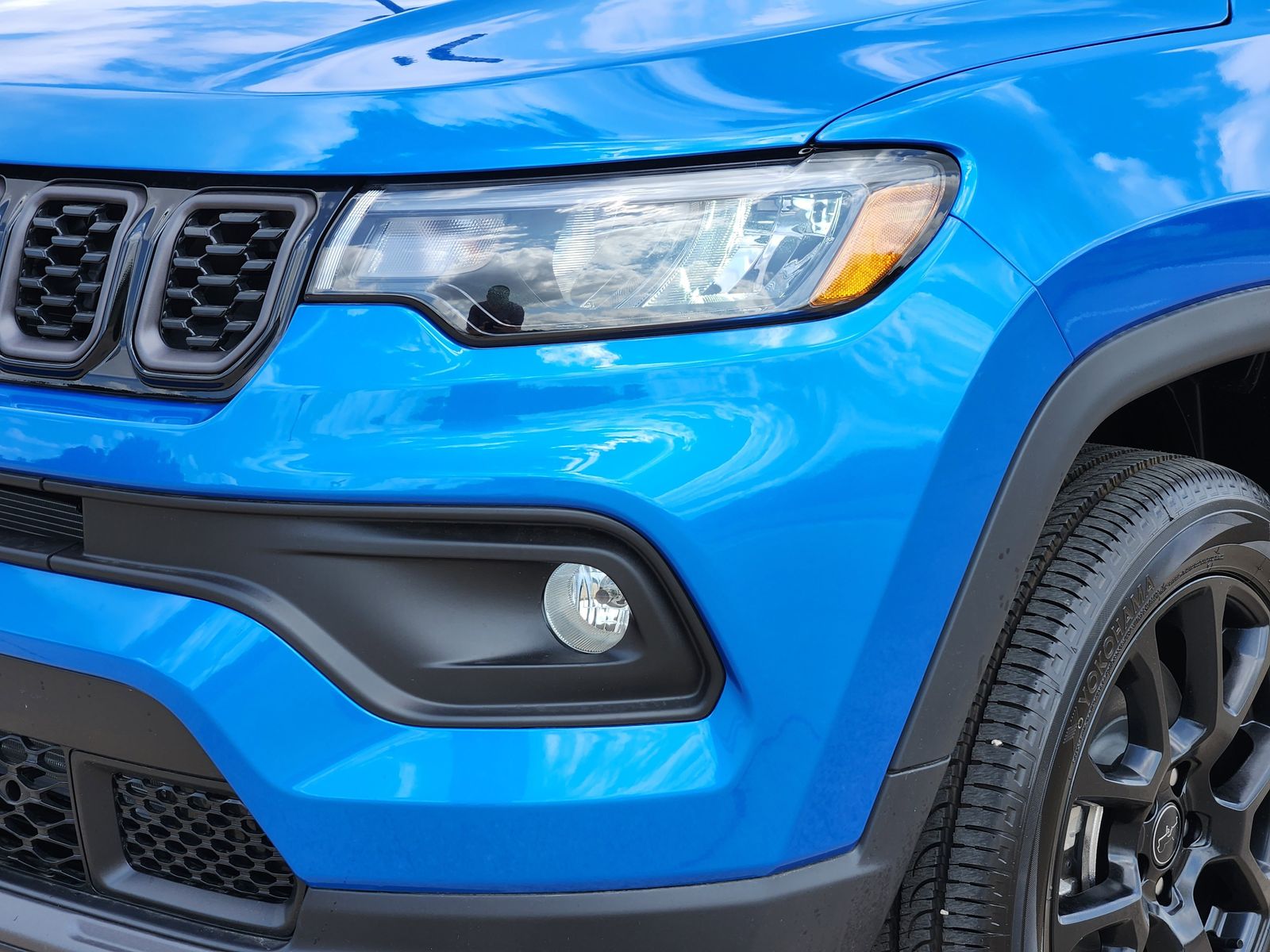 New 2026 Hydro Blue Pearlcoat Jeep LATITUDE ALTITUDE 4X4 image 10