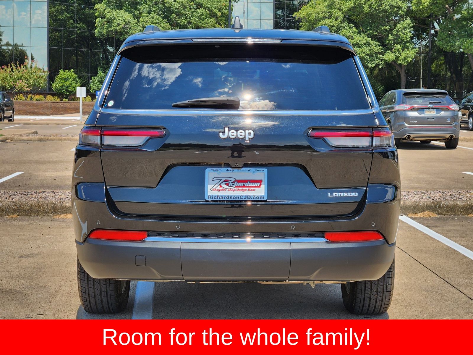 Used 2025 Diamond Black Crystal Pearlcoat Jeep Laredo image 5