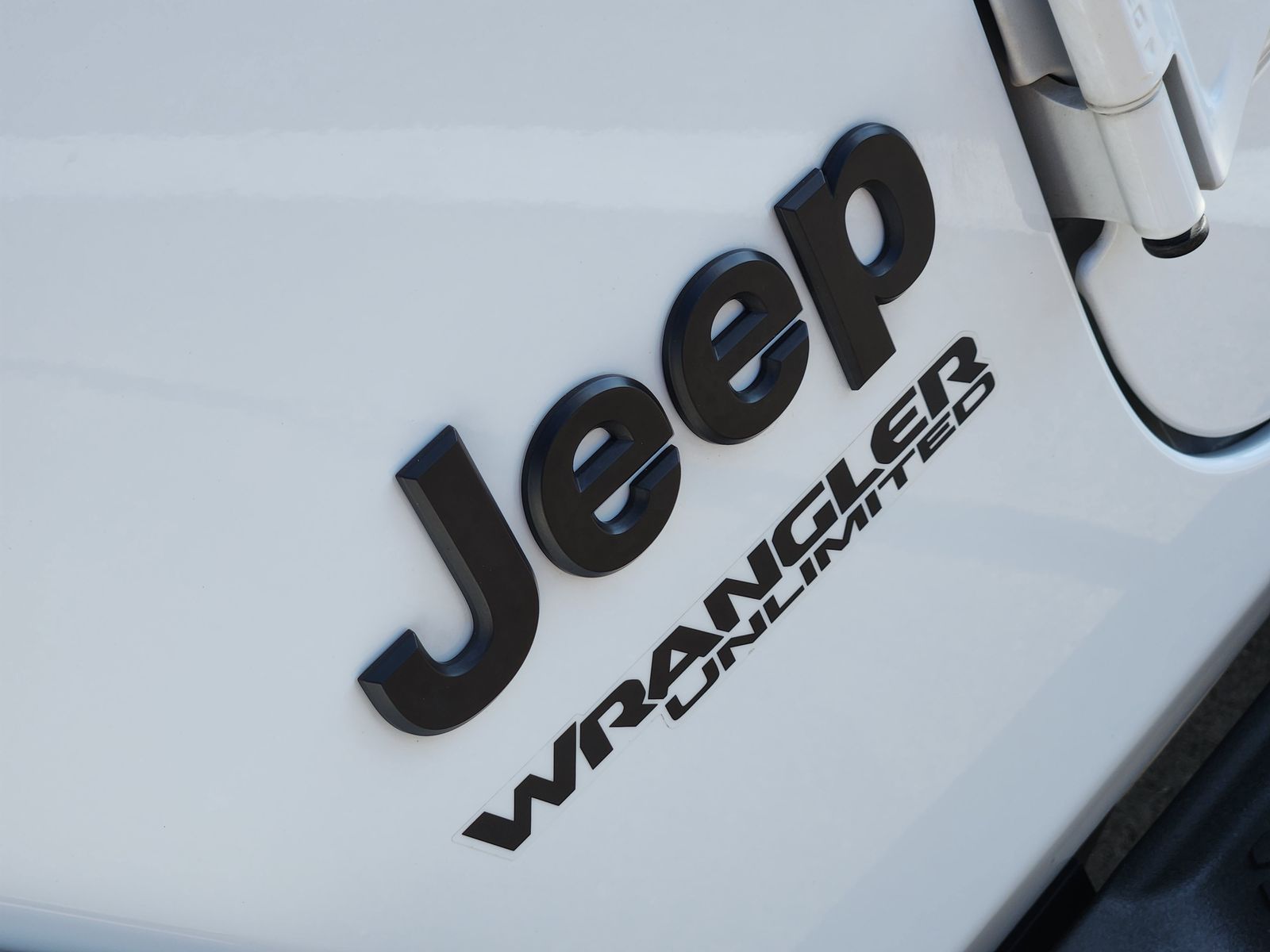 Used 2022 Bright White Jeep Unlimited Sahara image 18