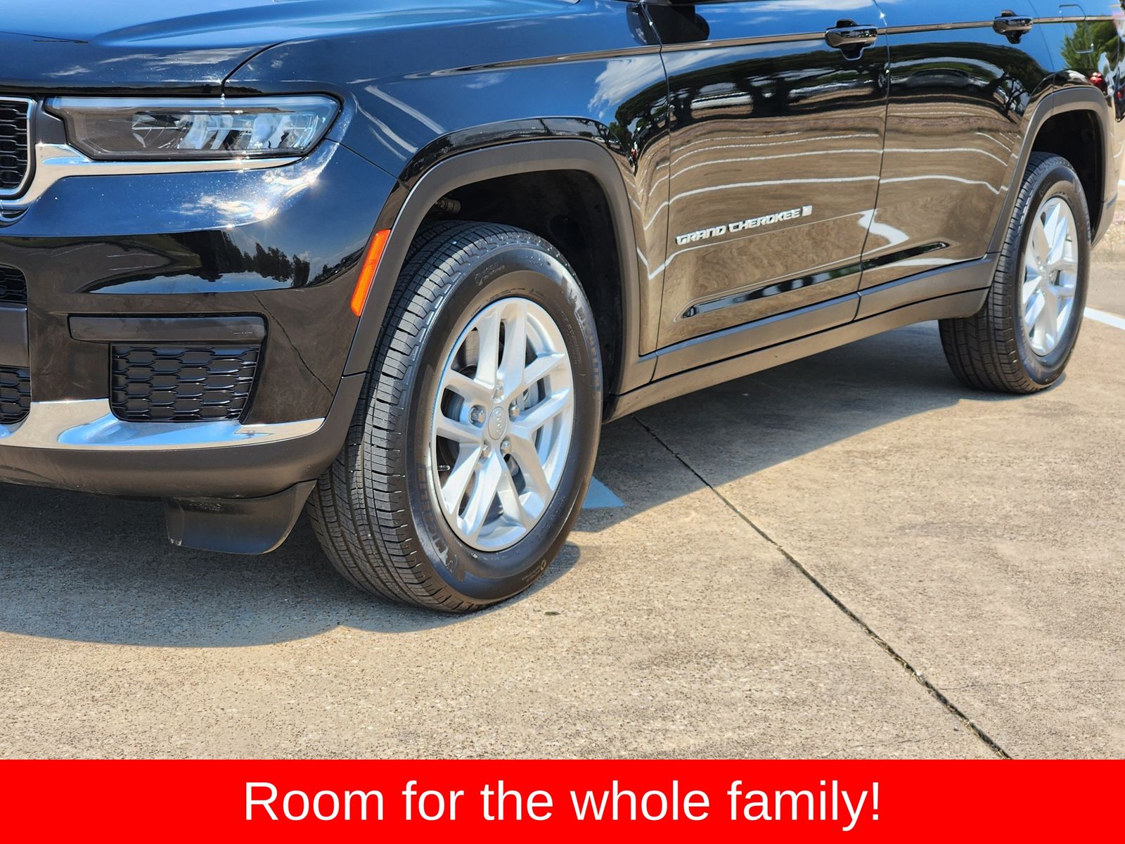 Used 2025 Diamond Black Crystal Pearlcoat Jeep Laredo image 12