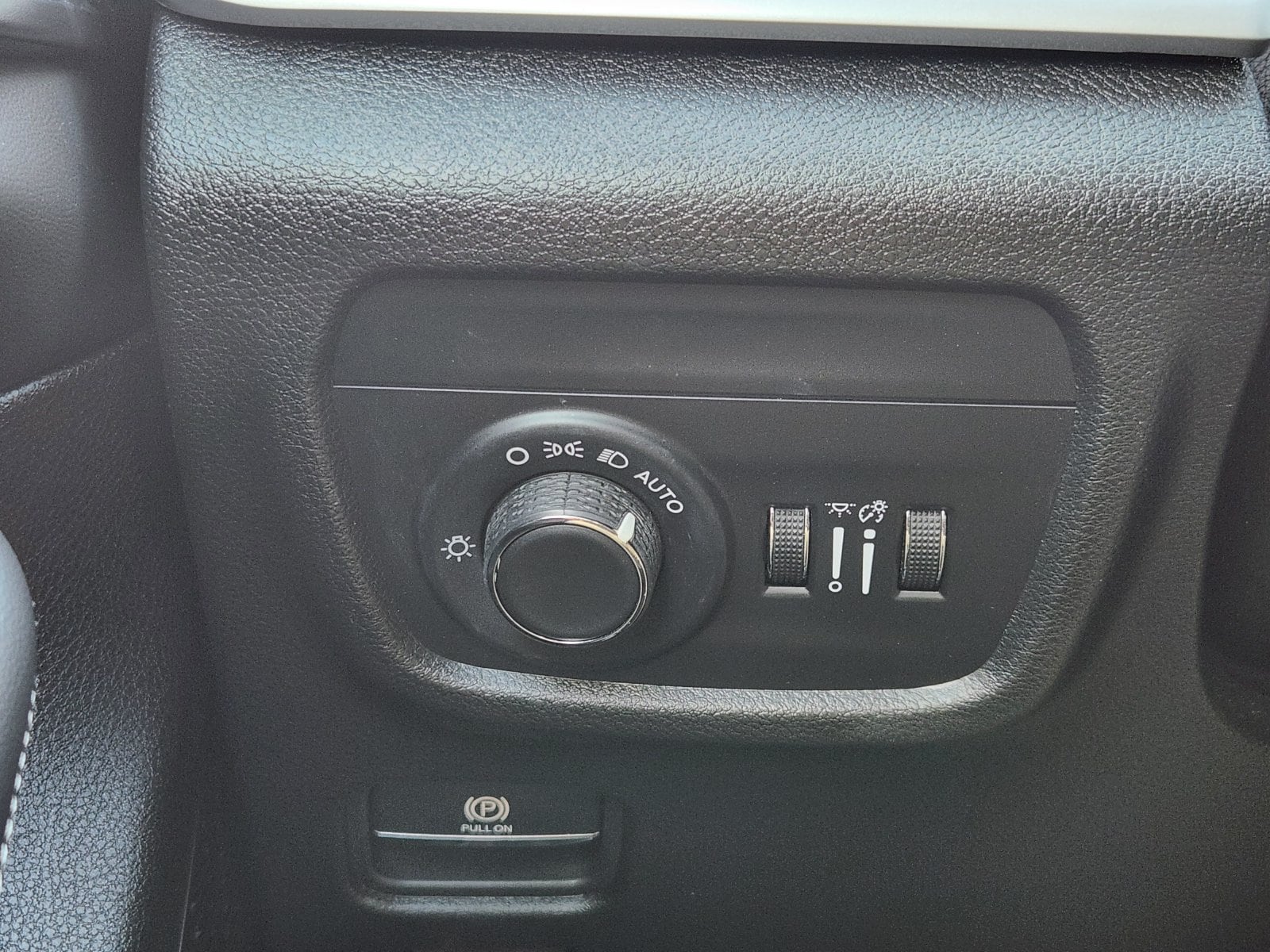 Used 2025 Diamond Black Crystal Pearlcoat Jeep Laredo image 31