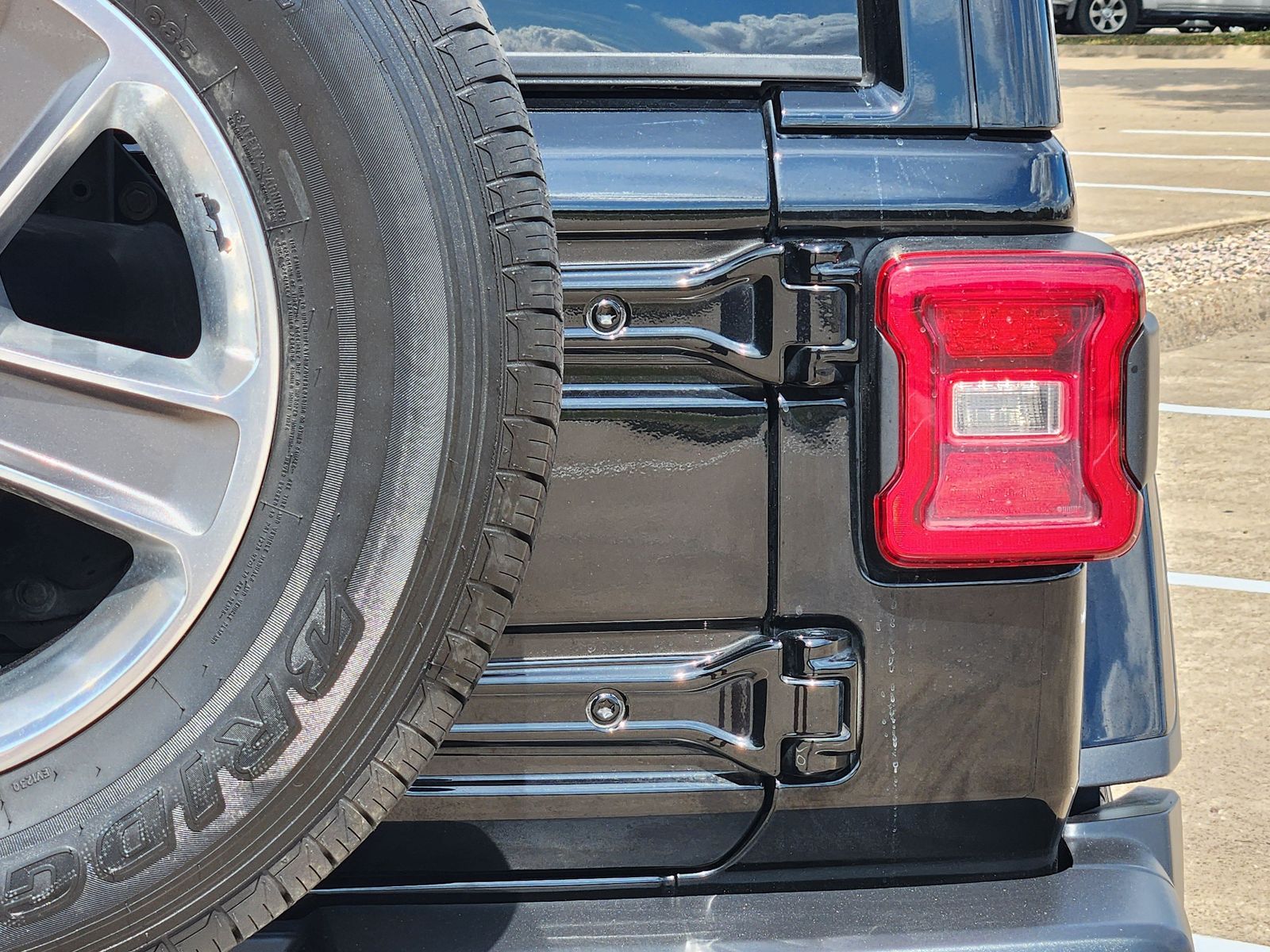 Used 2022 Black Jeep Unlimited Sahara image 16