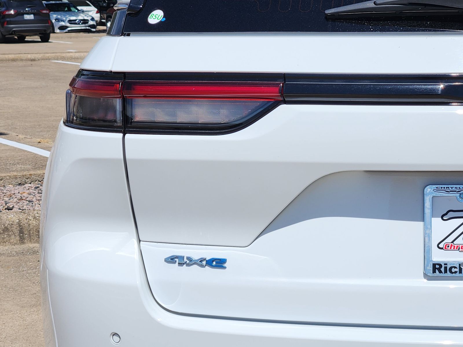 Used 2022 Bright White Jeep Overland image 15