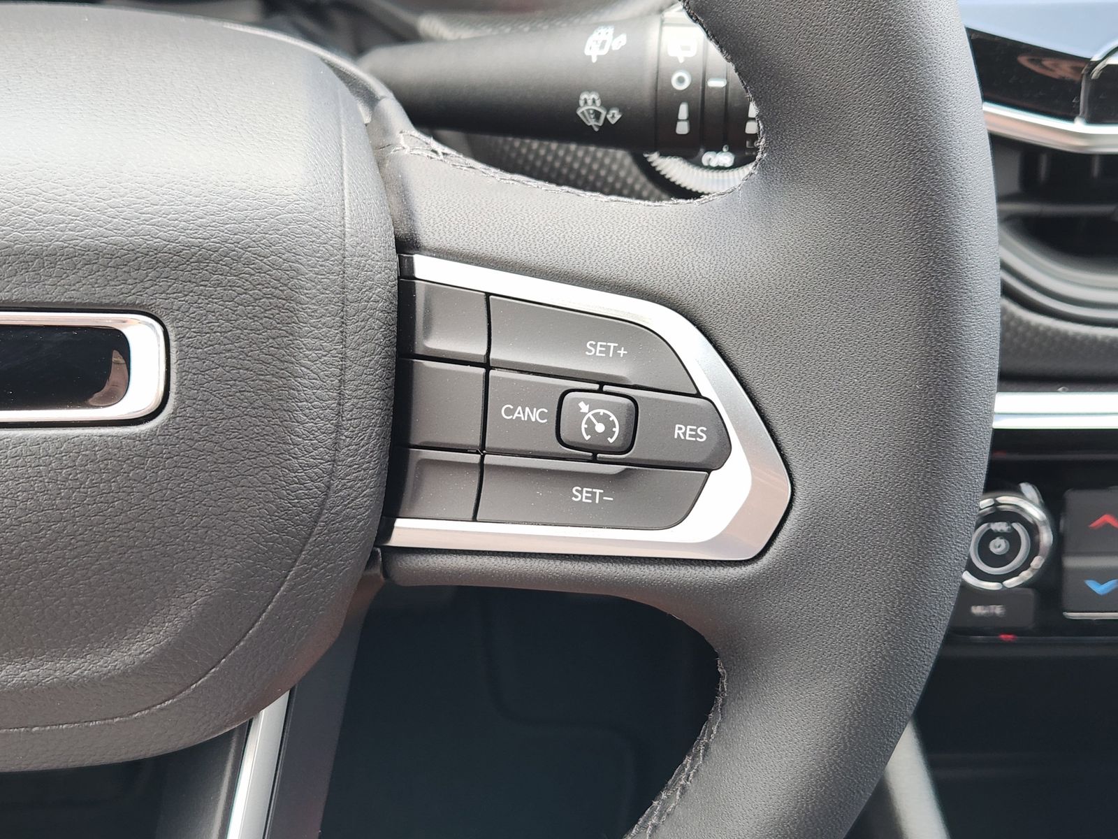 New 2026 Hydro Blue Pearlcoat Jeep LATITUDE ALTITUDE 4X4 image 36