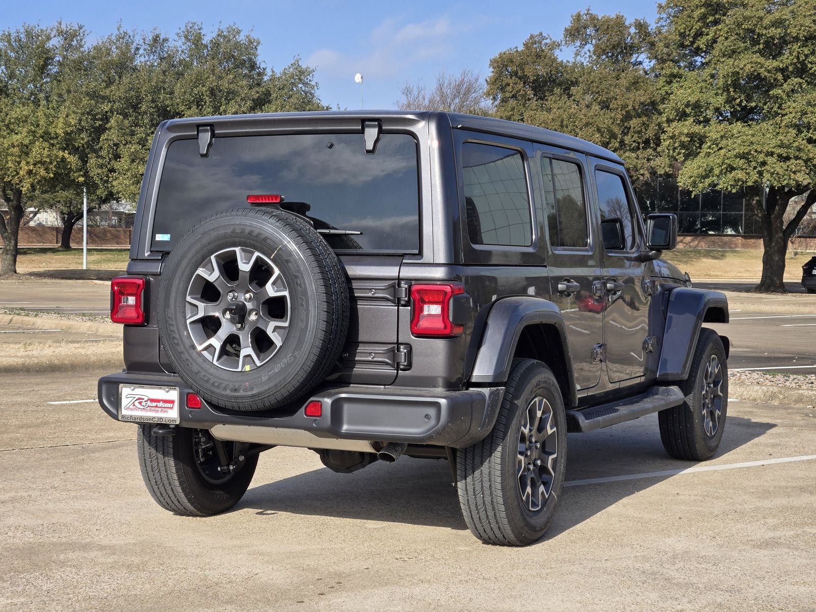 New 2026 Granite Crystal Jeep 4-DOOR SAHARA image 4