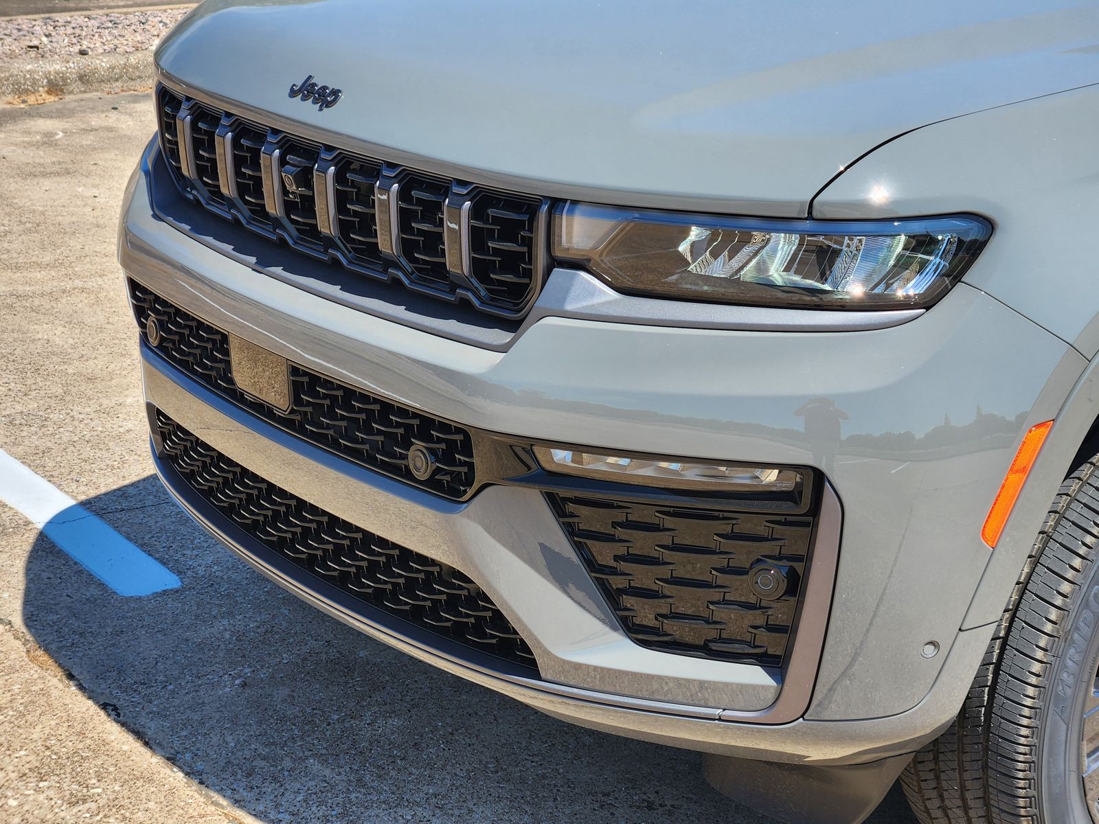 New 2027 Sting-Gray Jeep Limited Reserve image 11
