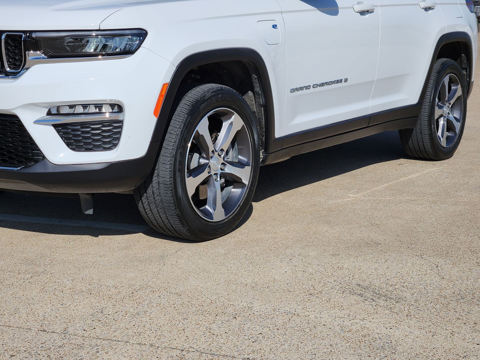 Used 2024 Bright White Jeep Base image 12