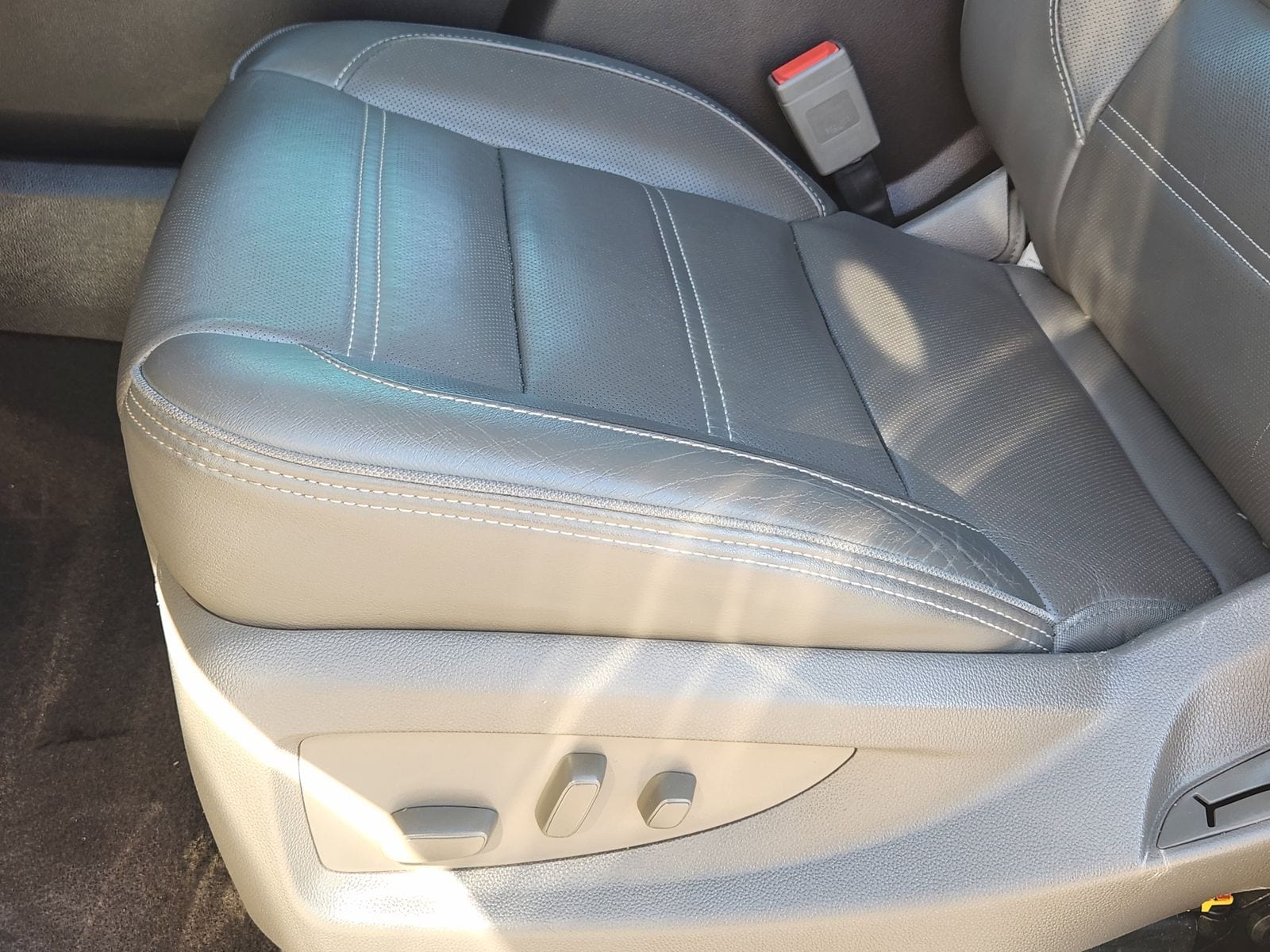 Used 2019 White Frost Tricoat GMC Denali image 33