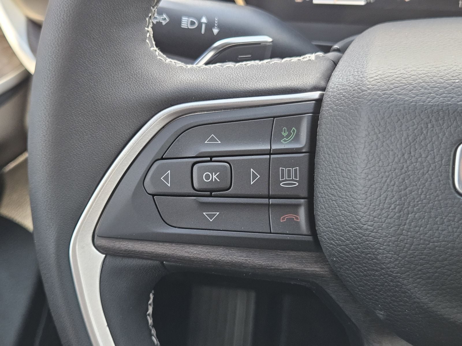 New 2025 Baltic Gray Jeep L LIMITED 4X2 image 29