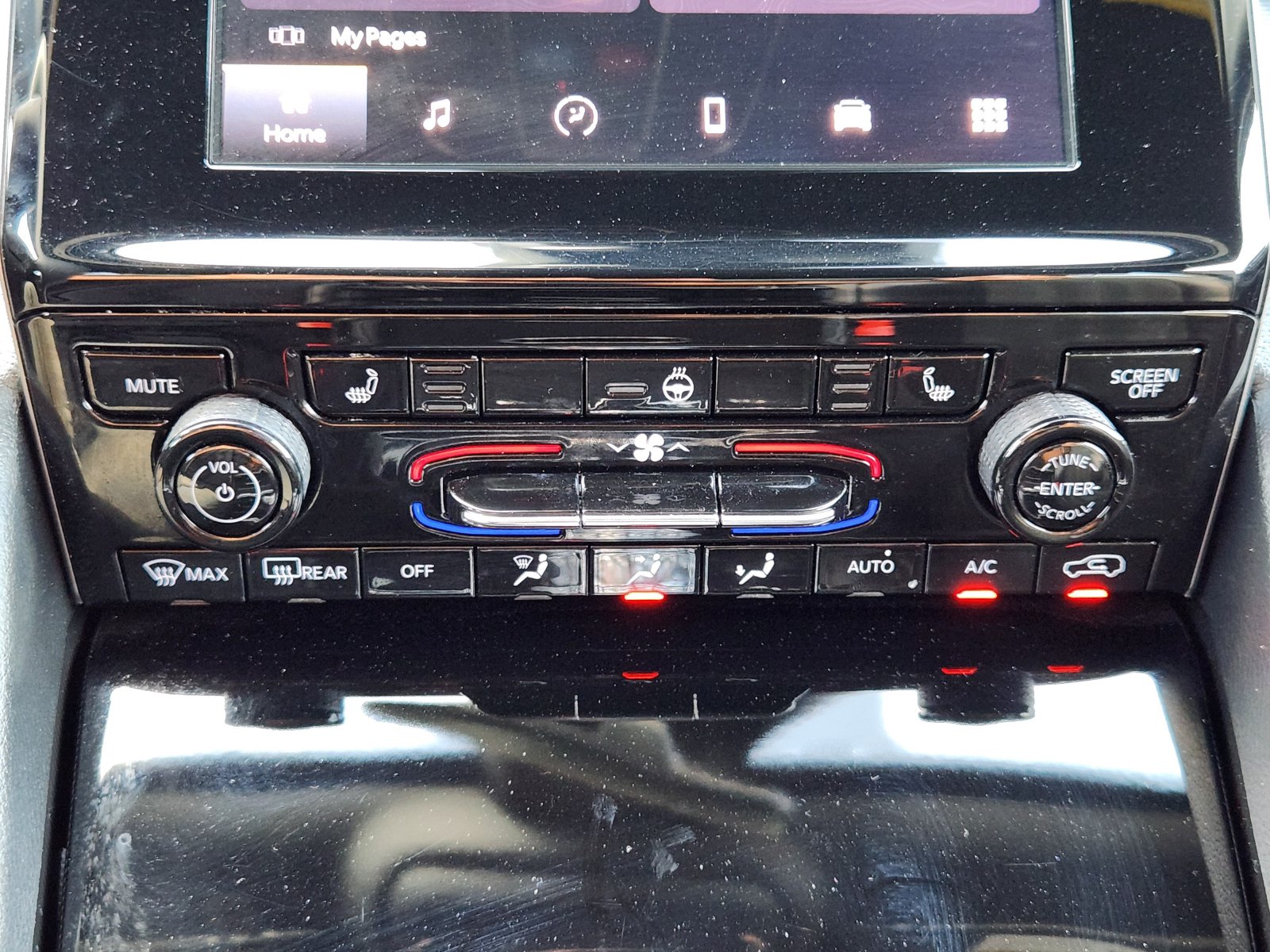 Used 2025 Diamond Black Crystal Pearlcoat Jeep Laredo image 26