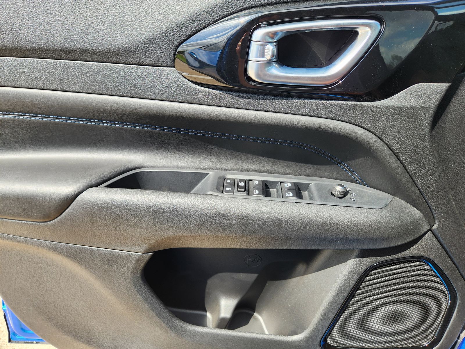 New 2026 Hydro Blue Pearlcoat Jeep LATITUDE ALTITUDE 4X4 image 31